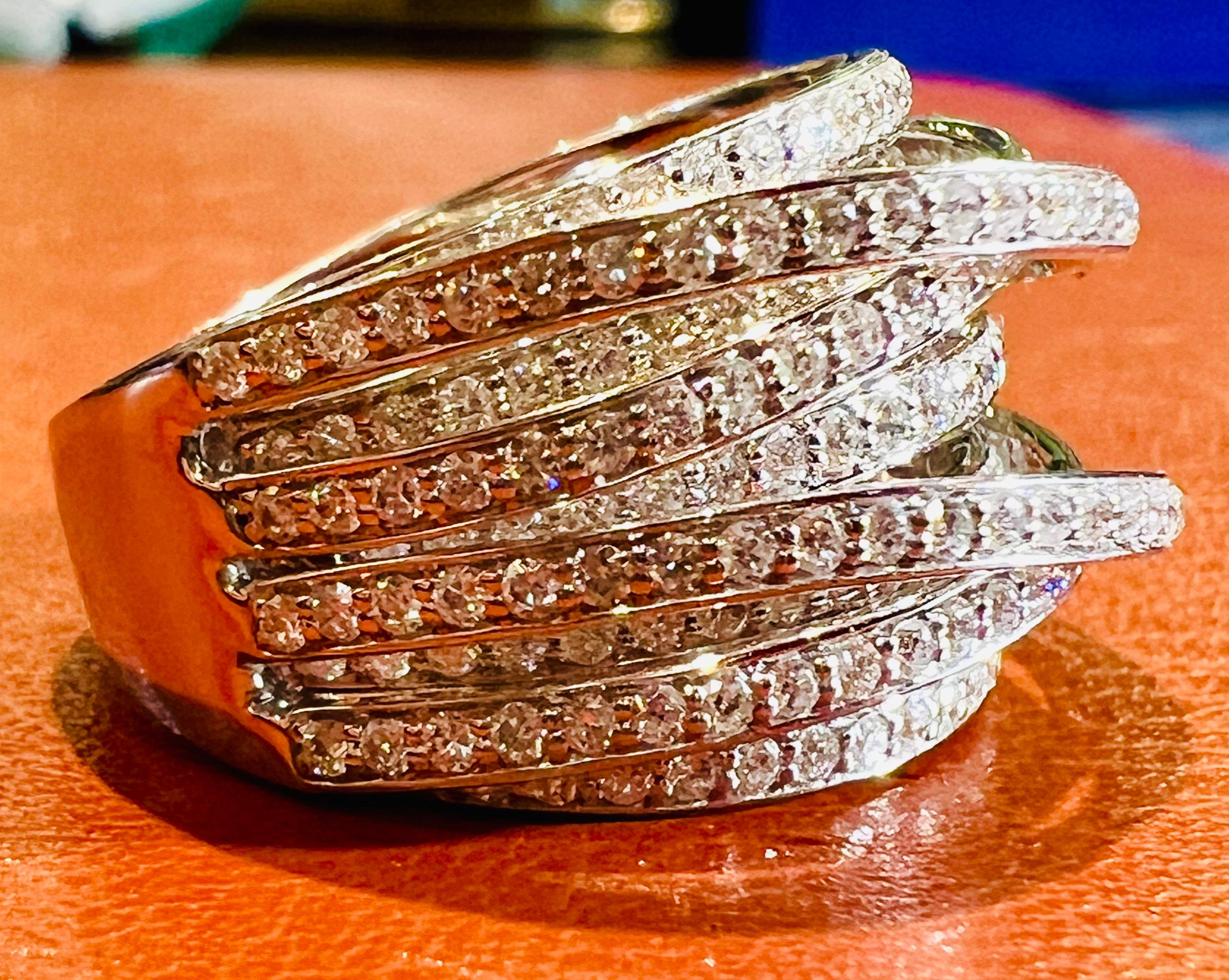 Magnifique bague sertie de diamants taille pavette pour 1,73 carats en or blanc 18 carats, avec de très jolis mouvements, arceaux entrelacés en or blanc sertis de diamants.
pavé de diamants modernes de taille ronde pour un total d'environ 1,73