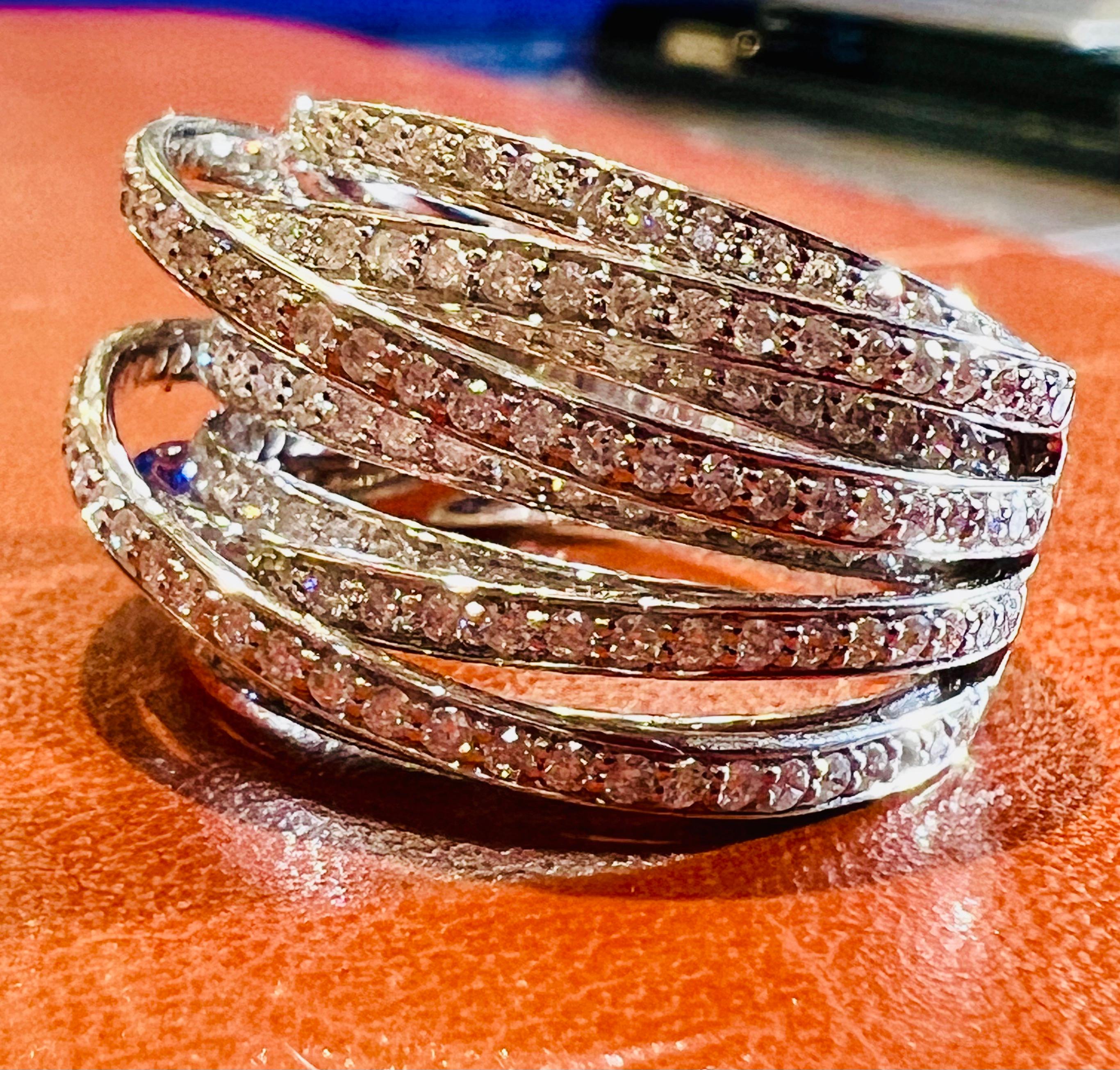 Taille ronde Bague en or blanc 18 carats sertie de diamants taille pavé de 1,73 carat en vente