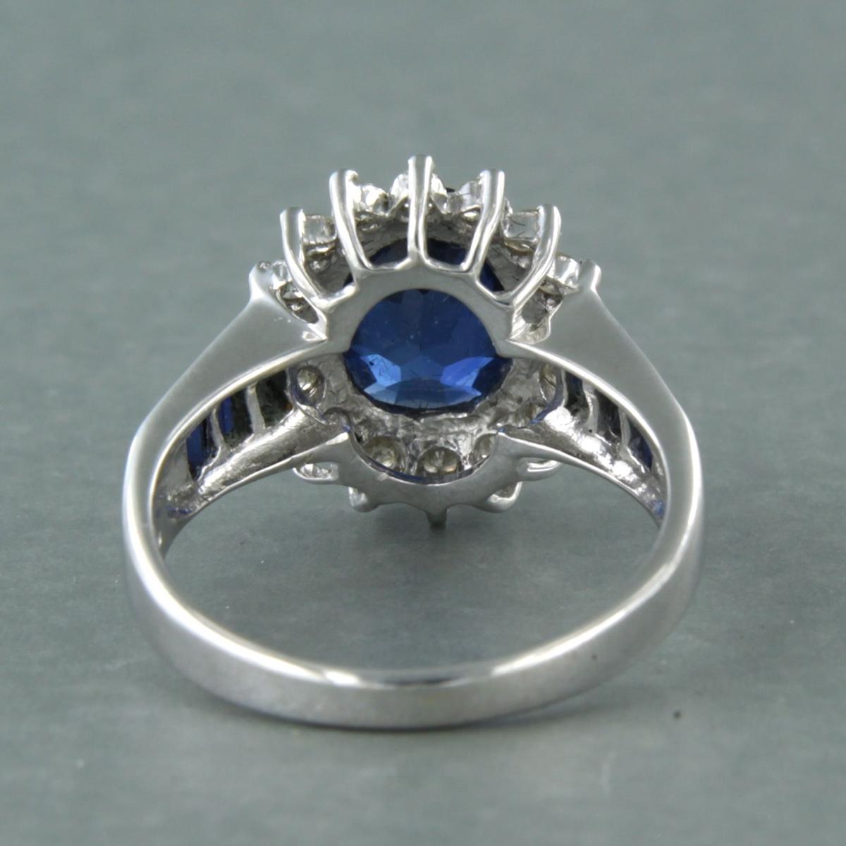 Taille brillant Bague sertie d'un saphir et d'un diamant taille brillant 0,50 ct, or blanc 18k en vente