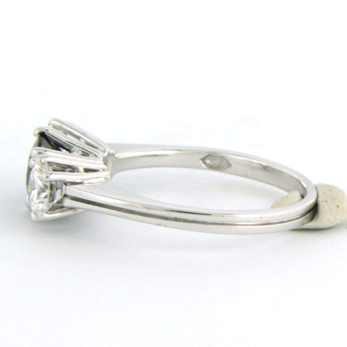 Bague en or blanc 18k sertie d'un saphir 1.00ct et de diamants taille brillant 0.80 ct - G / VS - taille de bague US 6.25 - EU 16.75 (52)

Description détaillée

La partie supérieure de l'anneau a une largeur de 7,0 mm.

bague taille US 6.25 - EU
