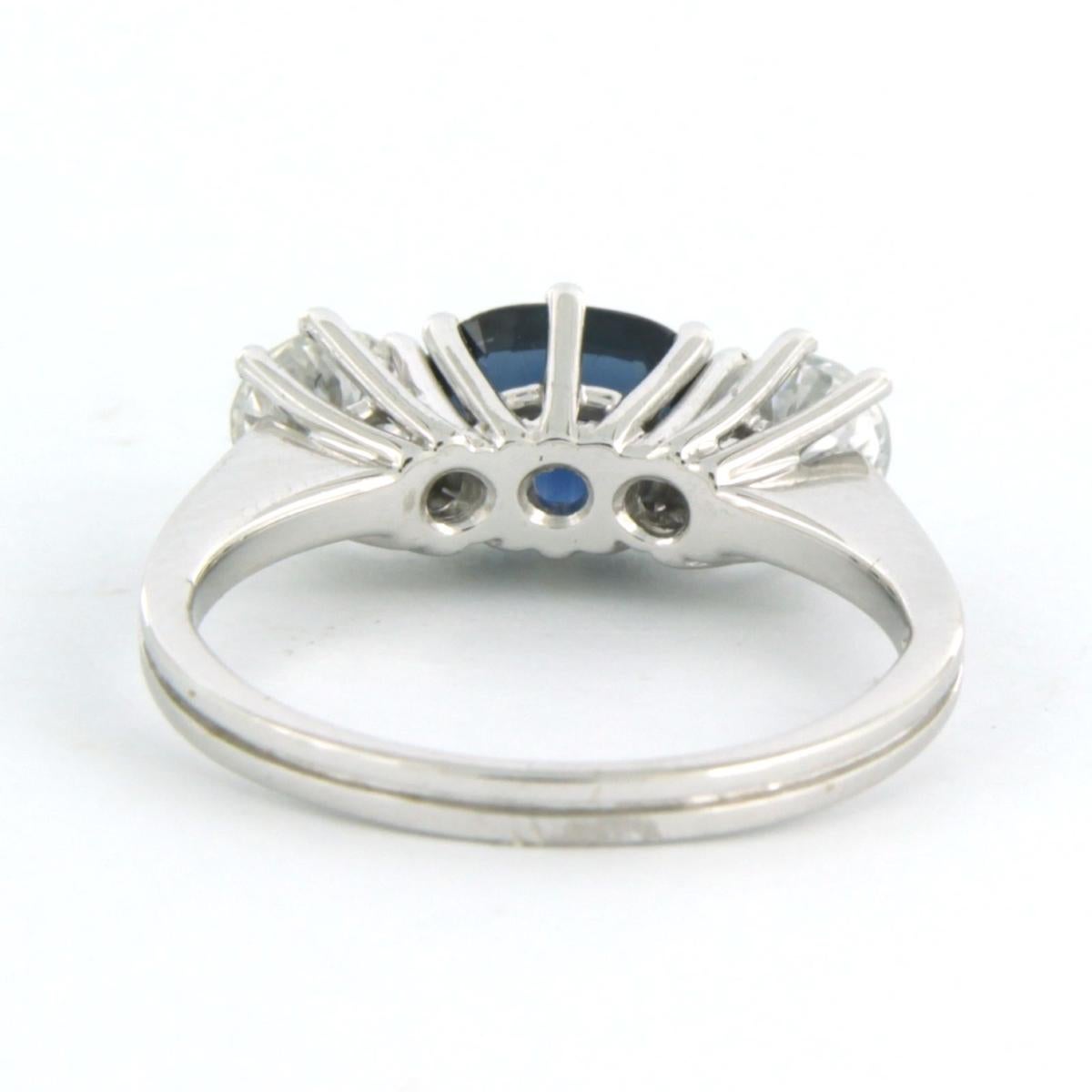 Taille brillant Bague sertie d'un saphir et de diamants taille brillant 0,80 ct, or 18k en vente