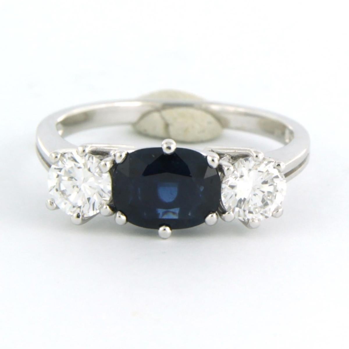 Bague sertie d'un saphir et de diamants taille brillant 0,80 ct, or 18k en vente 1