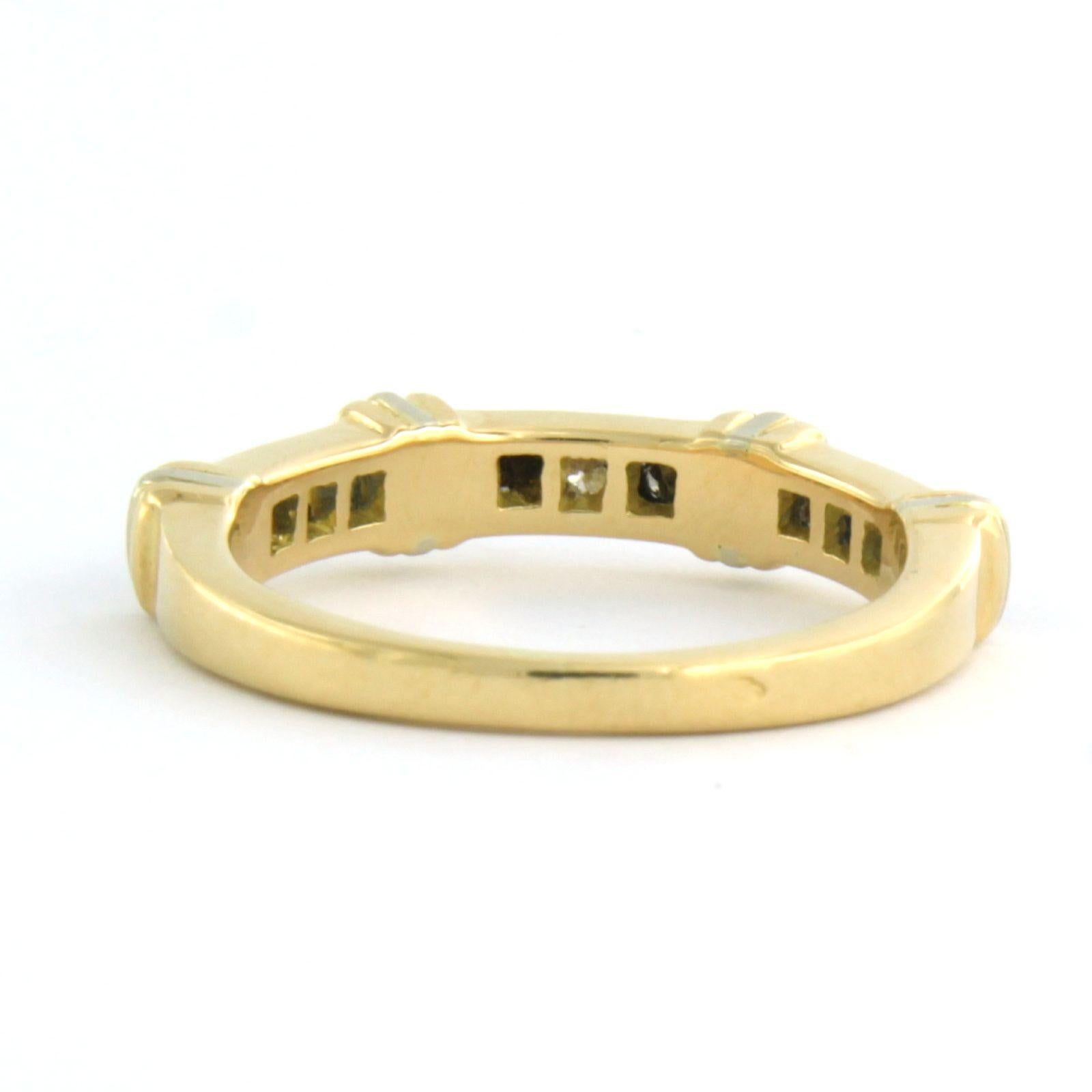 Ring mit Saphiren und Diamanten im Brillantschliff bis zu 0,18 Karat, 18 Karat Gold im Angebot 1