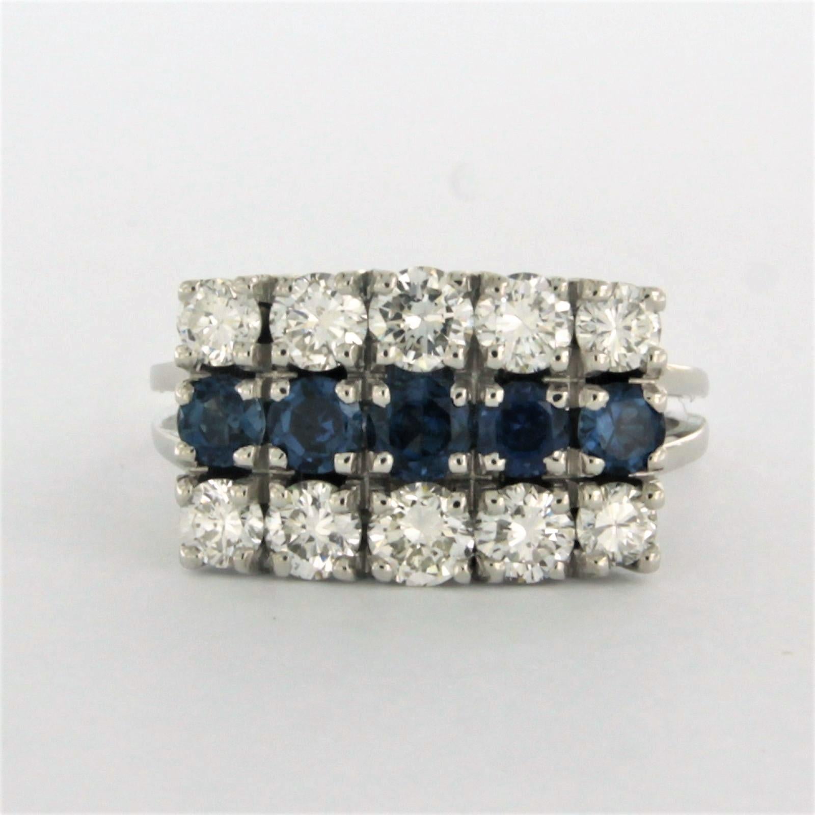 18k white gold ring set met sapphire and brilliant cut diamonds 1.00 ct F/G VS/SI - ring size U.S. 6 - EU 16.5 (52)

Detailed description

the top of the ring is 1.0 cm wide, and 5.5 mm high

weight 7.6 grams

ring size U.S. 6 - EU 16.5 (52), ring