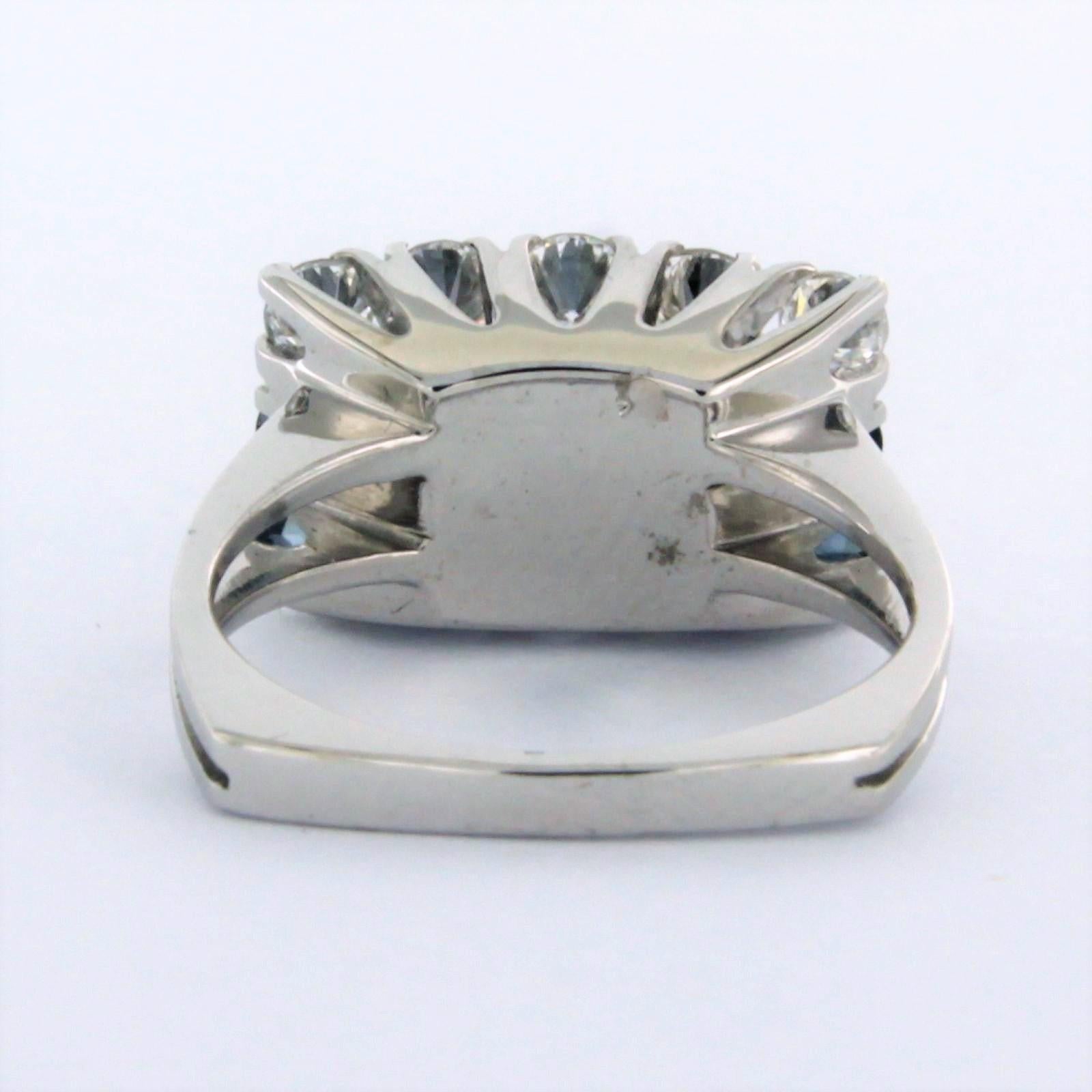 Ring aus 18 Karat Weißgold mit Saphiren und Diamanten besetzt im Zustand „Hervorragend“ im Angebot in The Hague, ZH
