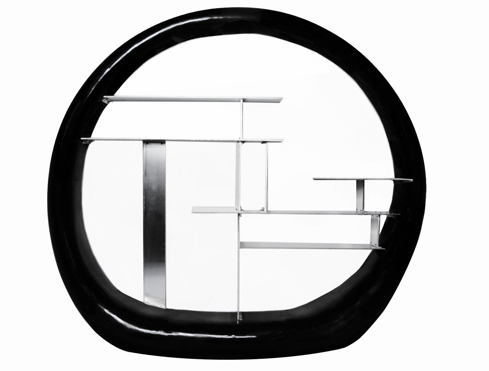 Ring Shelf ist ein freistehender, asymmetrischer Steinring, der an den modernistischen Bildhauer Isamu Noguchi erinnert, der verschiedenfarbige Steinsegmente zu größeren Strukturen zusammenfügte. Die Form- und Mustervariationen dieses Objekts sowie
