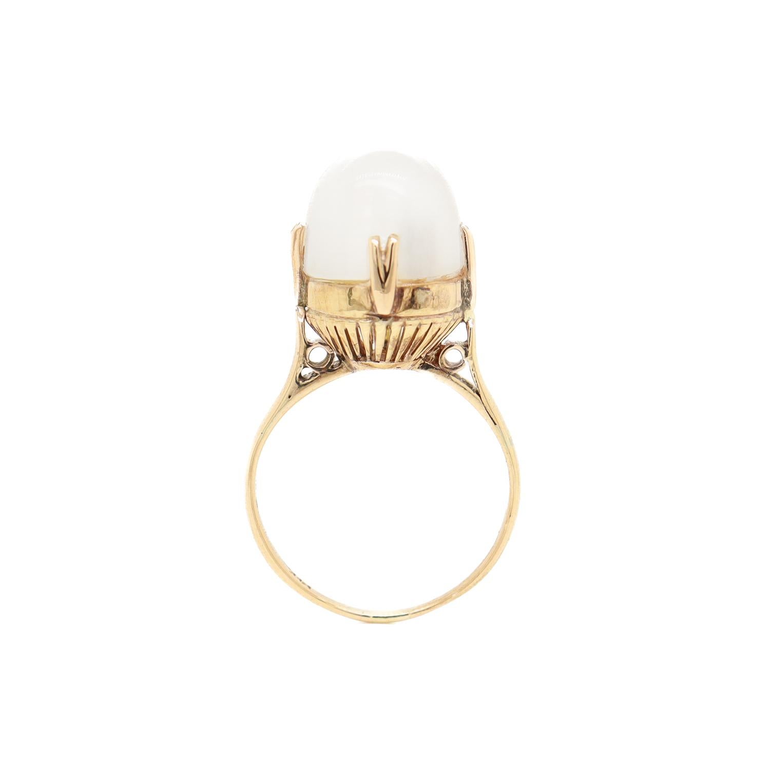 Antiker Art Deco 14K Gold & Mondstein Kugel-Cabochon-Cocktailring, Art déco Damen
