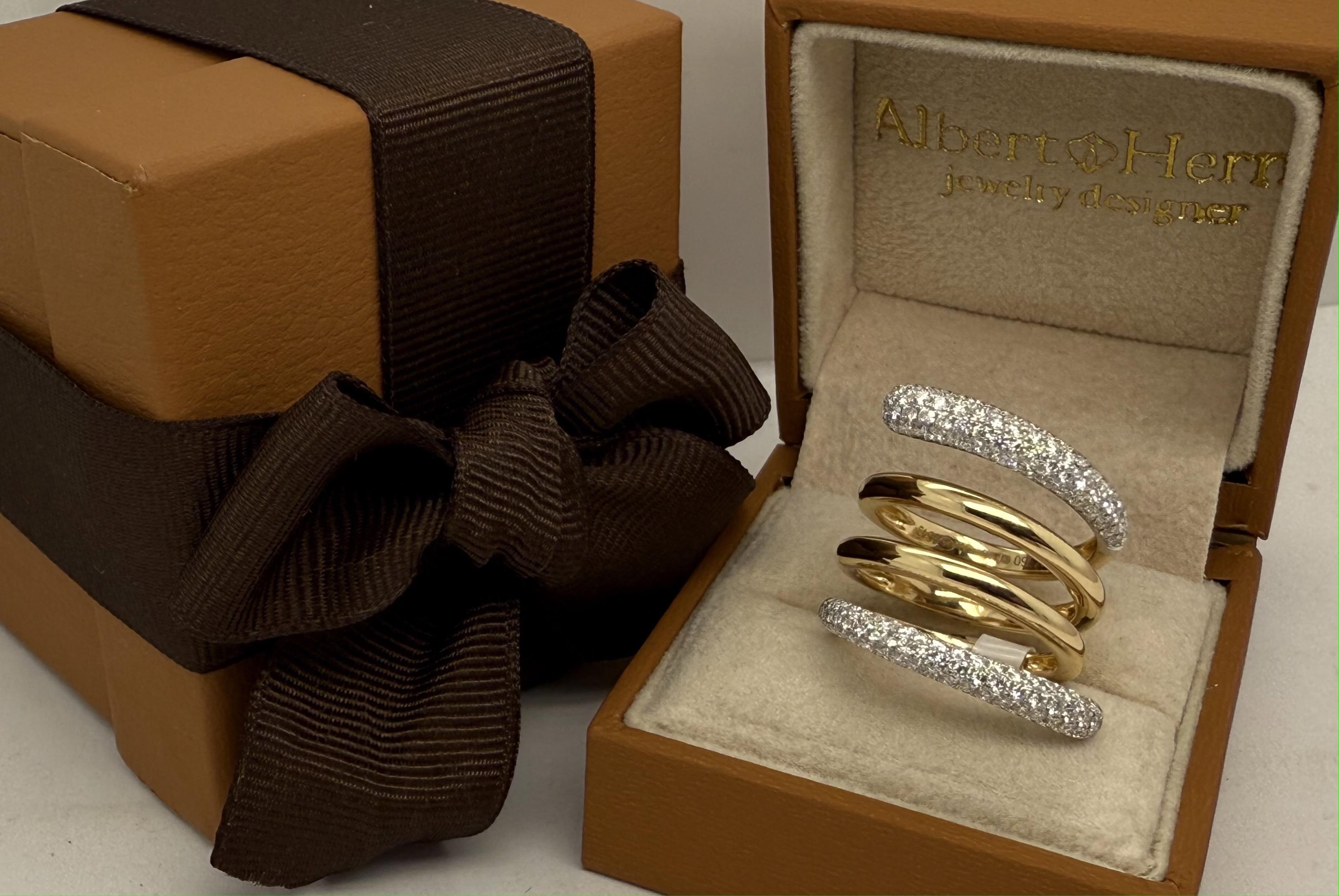 Este exquisito anillo en espiral está elaborado en oro amarillo de 18 quilates y adornado con 123 brillantes diamantes, que suman 1,31 quilates. Su elegante diseño capta la luz maravillosamente, convirtiéndola en una asombrosa pieza que encarna el