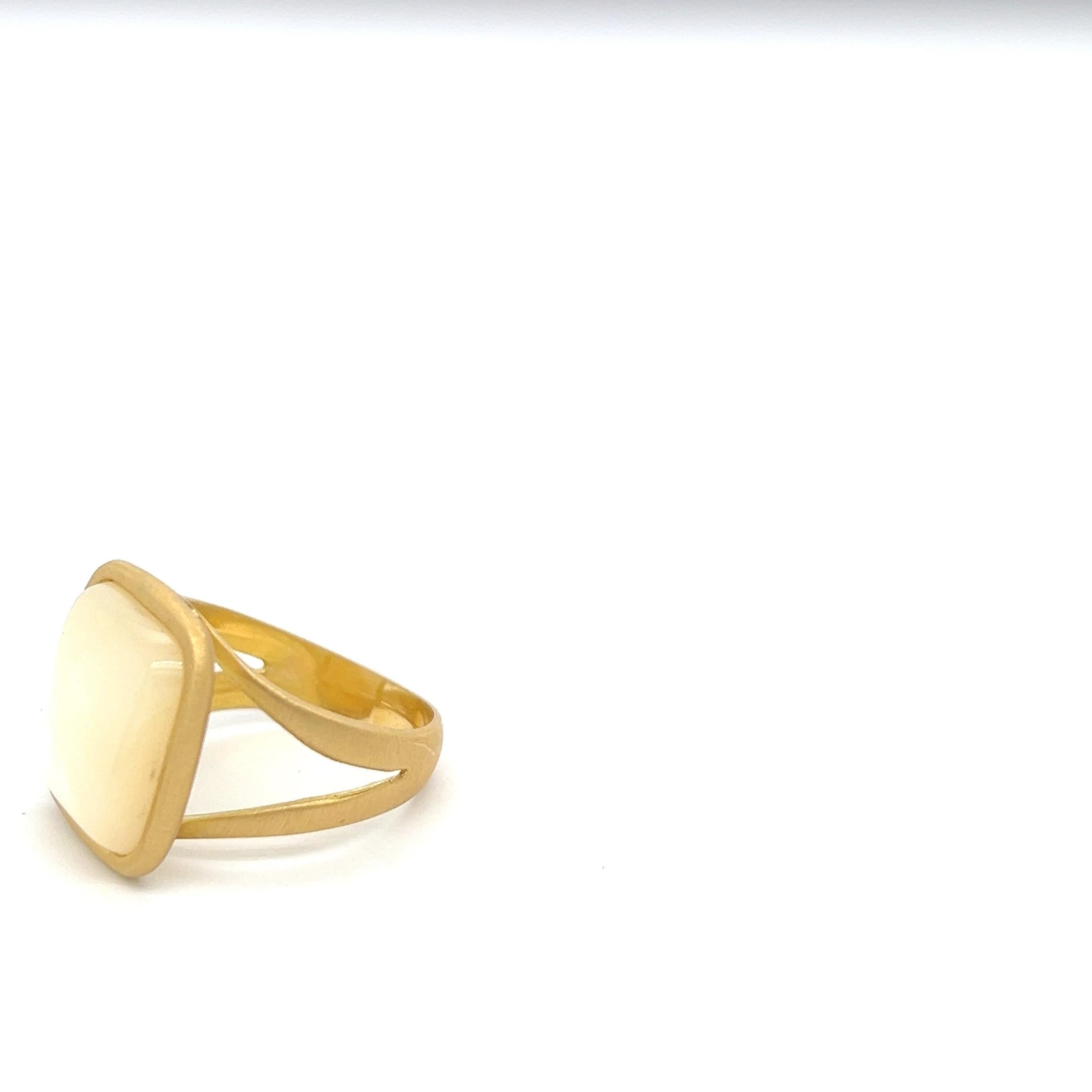 Women's Ring Square Mother Pearl Yellow Gold 18 Carats For Sale