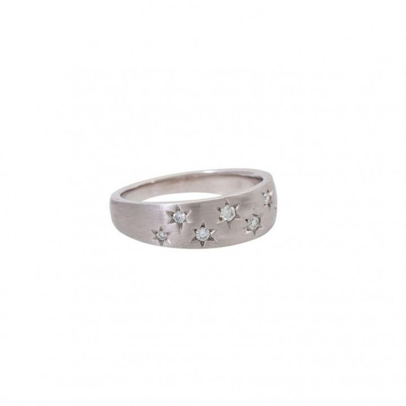 0.16 ct in total, good color and very good clarity, PT 950, 7.6 g, RW: 53, early 21st century, slight signs of wear.

 Ring with 8 brilliant-cut diamonds totall. approx. 0.16 ct, good color and very good clarity, 950 PT, 7.6 g, ring size: 53, early