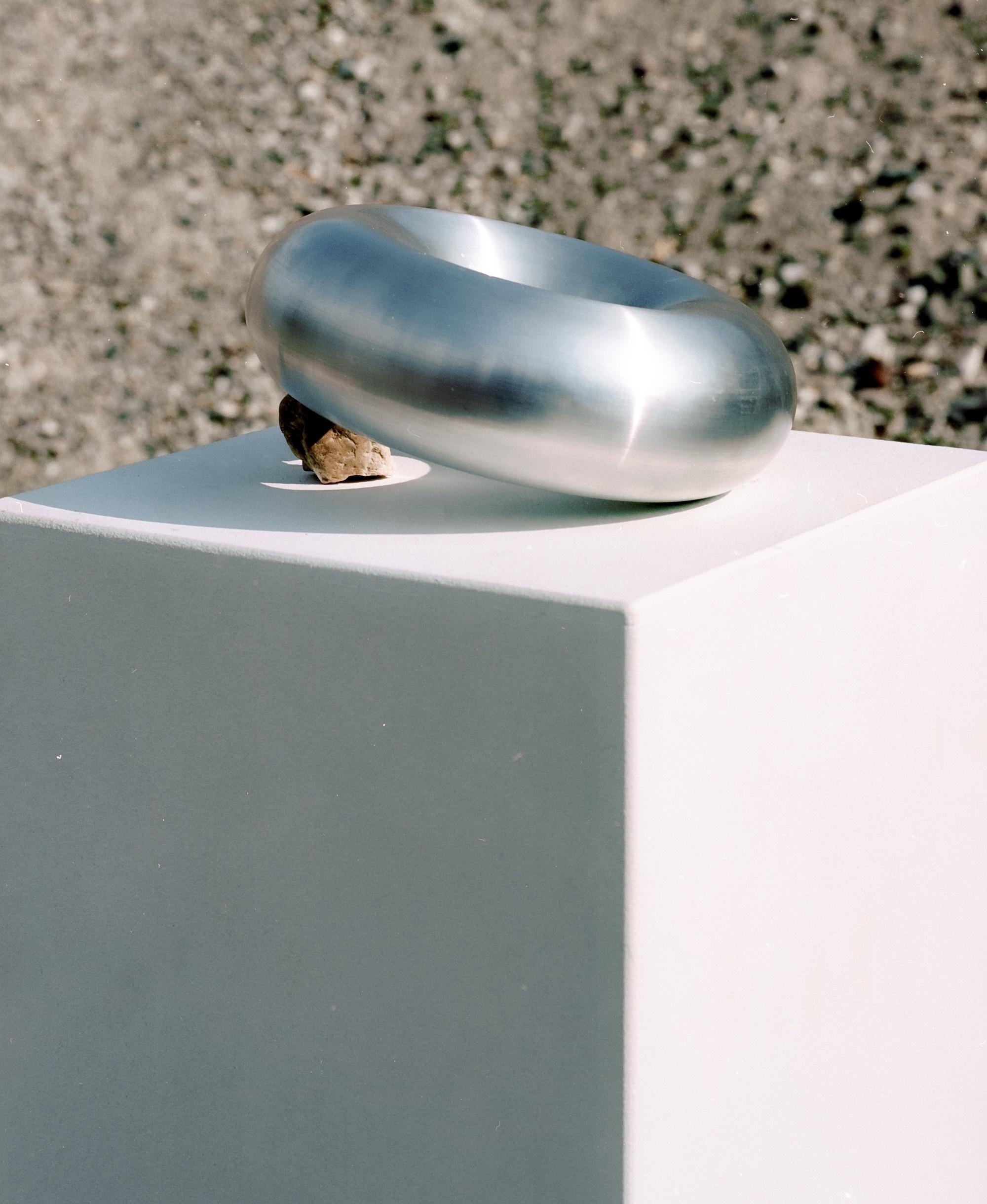 Sculpture de table en forme d'anneau par VAUST
Édition ouverte
Dimensions : D 18,2 x H 6 cm
Matériaux : aluminium massif
Également disponible : Une sélection de matériaux personnalisés peut être proposée sur demande et après approbation du