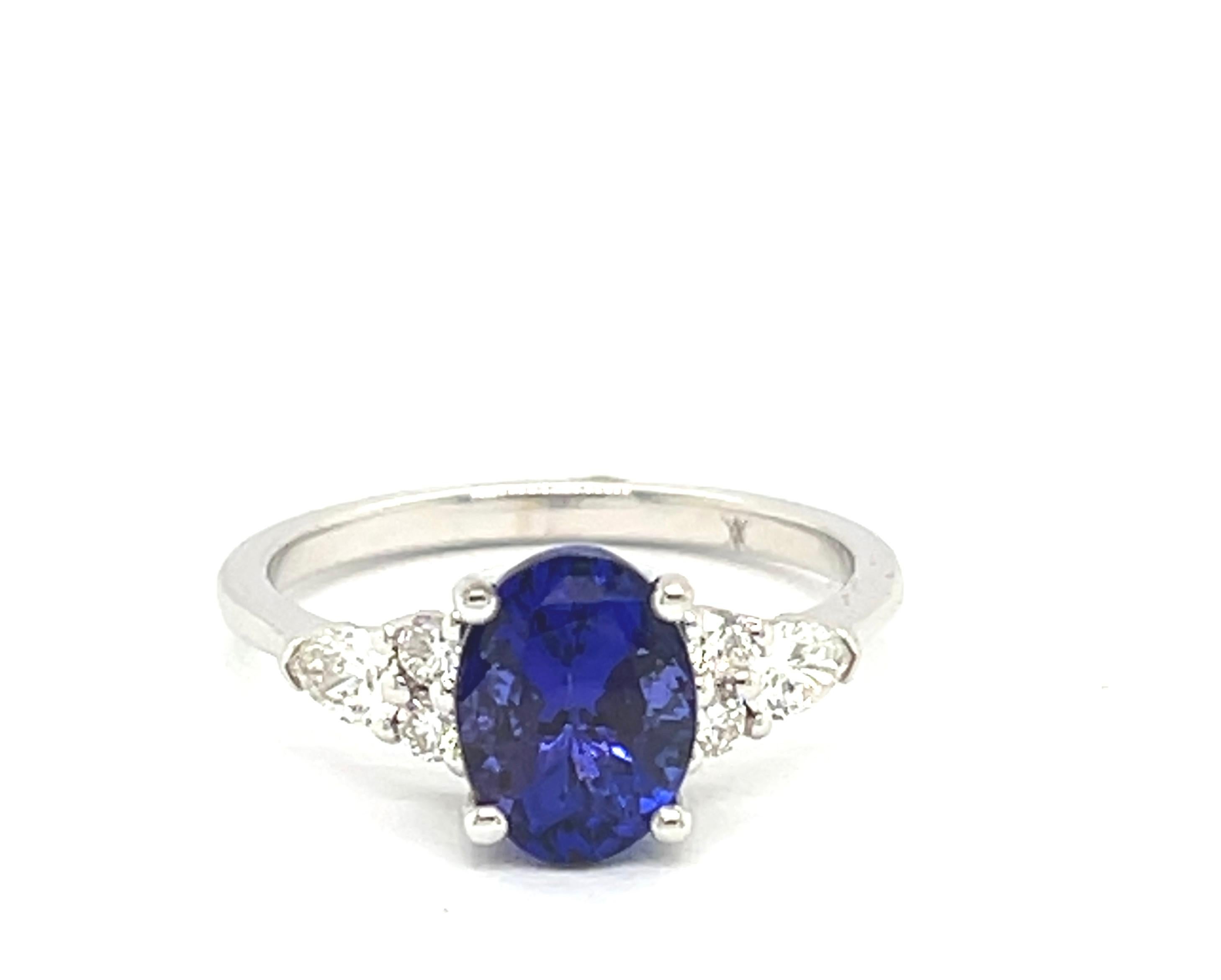 Ring Tanzanite 2,23 Carats Diamonds 0,14 Carats White Gold 18 Carats 

Stunning 18K White Gold Ring Featuring an Oval-Cut Tanzanite and Brilliant Diamonds

This exquisite 18K white gold ring highlights a breathtaking 2.23-carat oval-cut tanzanite as