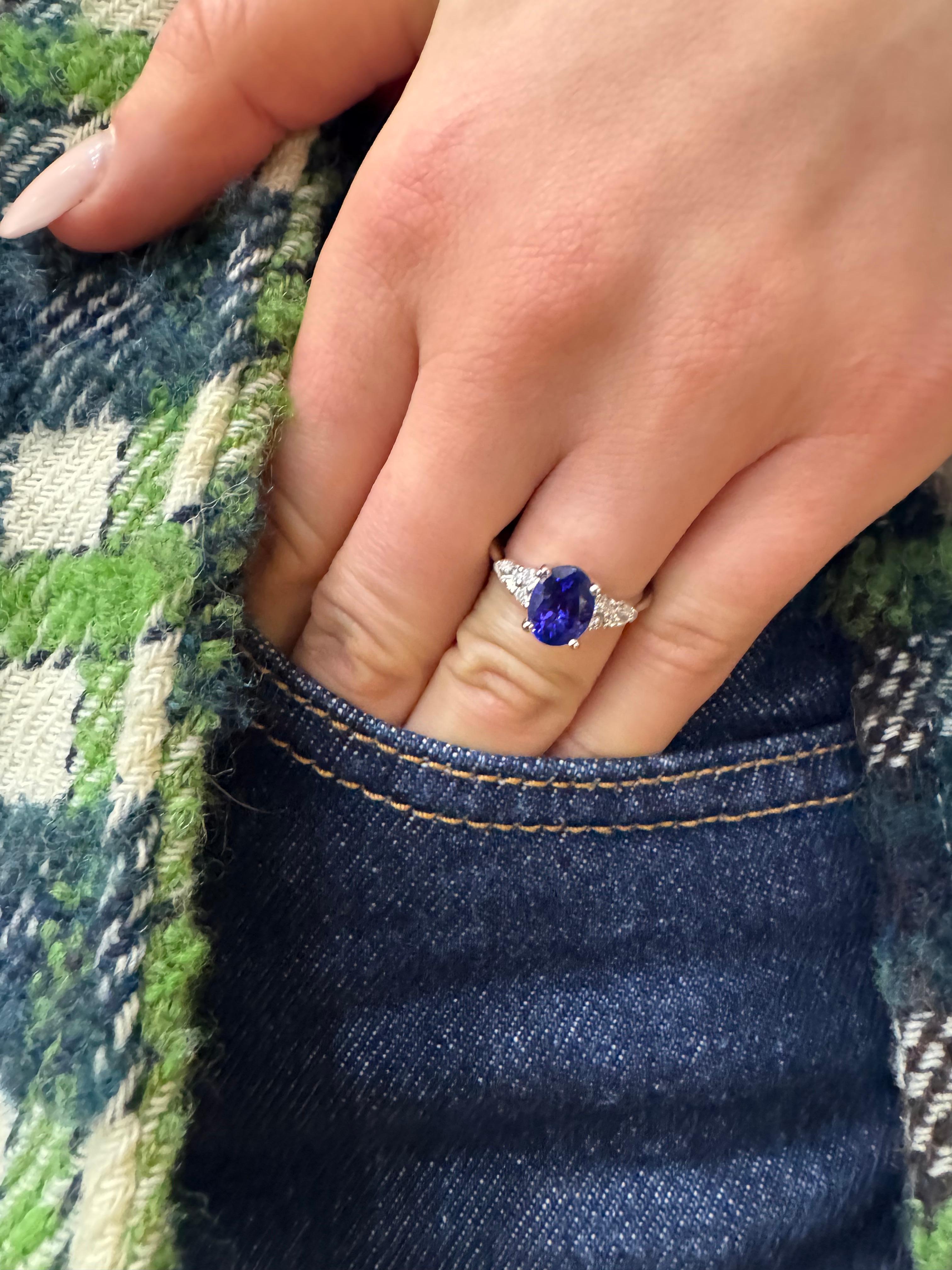Contemporary Ring Tanzanite 2, 23 Carats Diamonds 0, 14 Carats White Gold 18 Carats For Sale