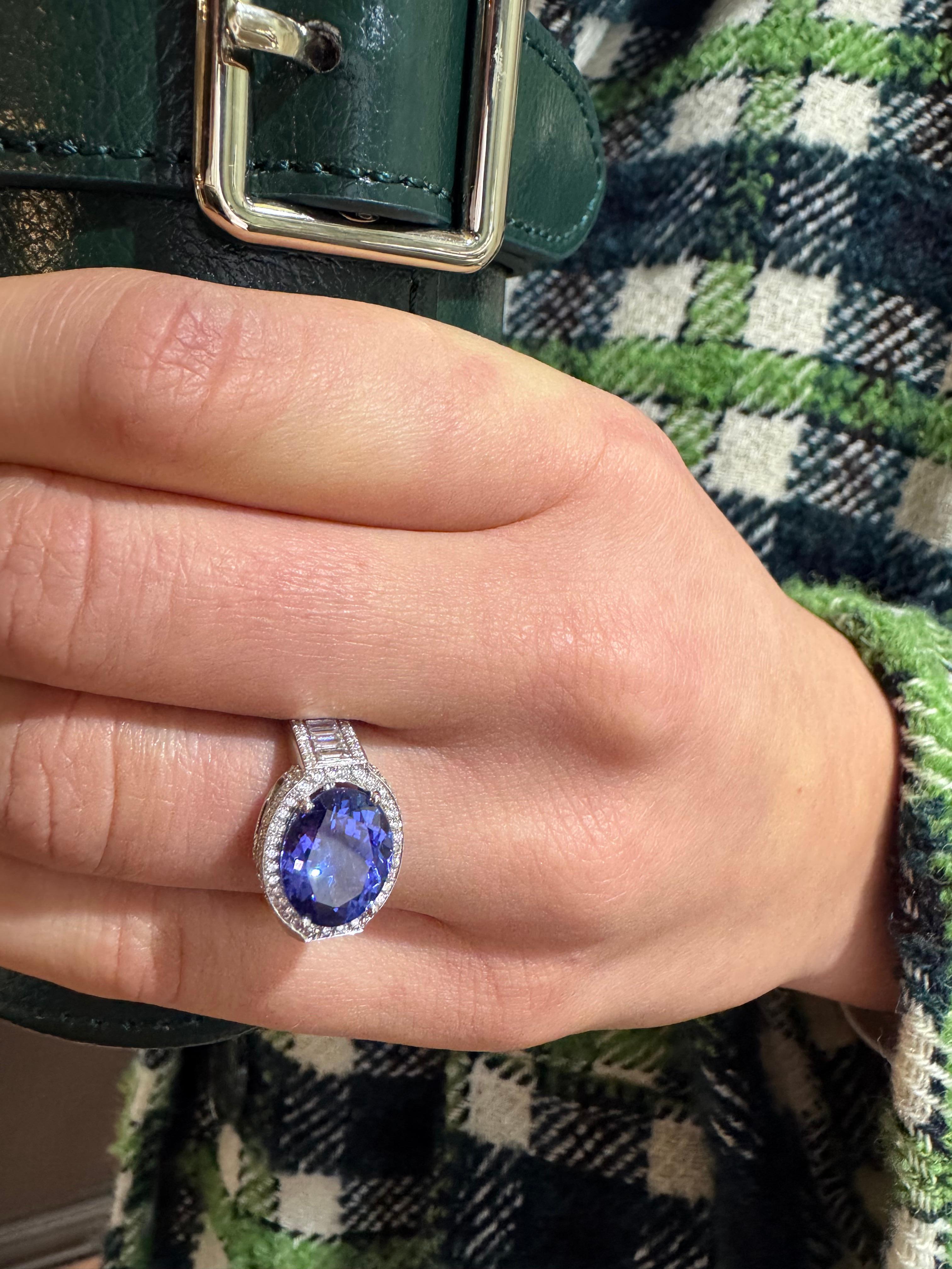 Ring Tanzanite 3 , 95 Carats Diamonds 0 , 32 Carats White Gold 18 Carats 4