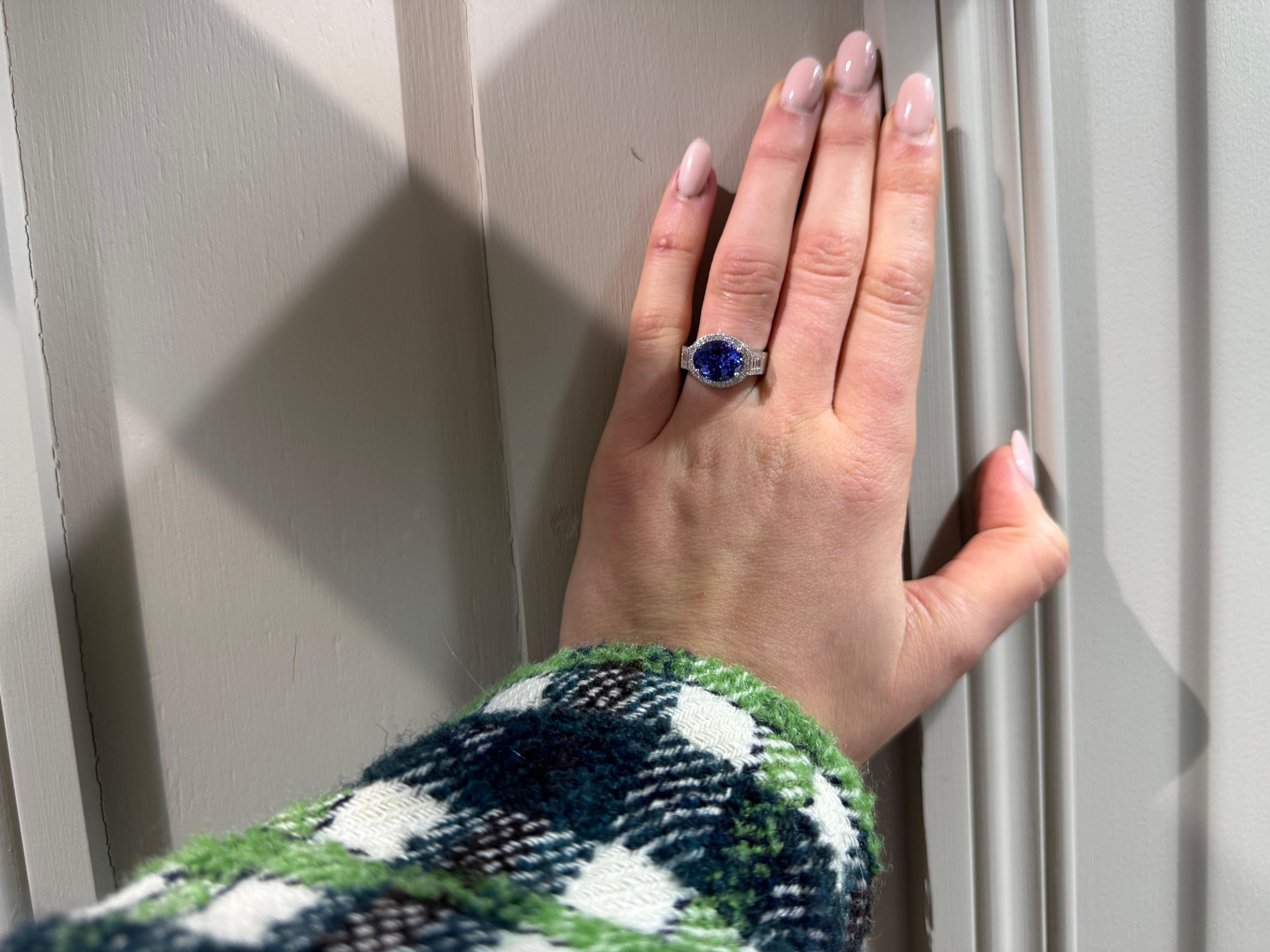 Contemporary Ring Tanzanite 3 , 95 Carats Diamonds 0 , 32 Carats White Gold 18 Carats