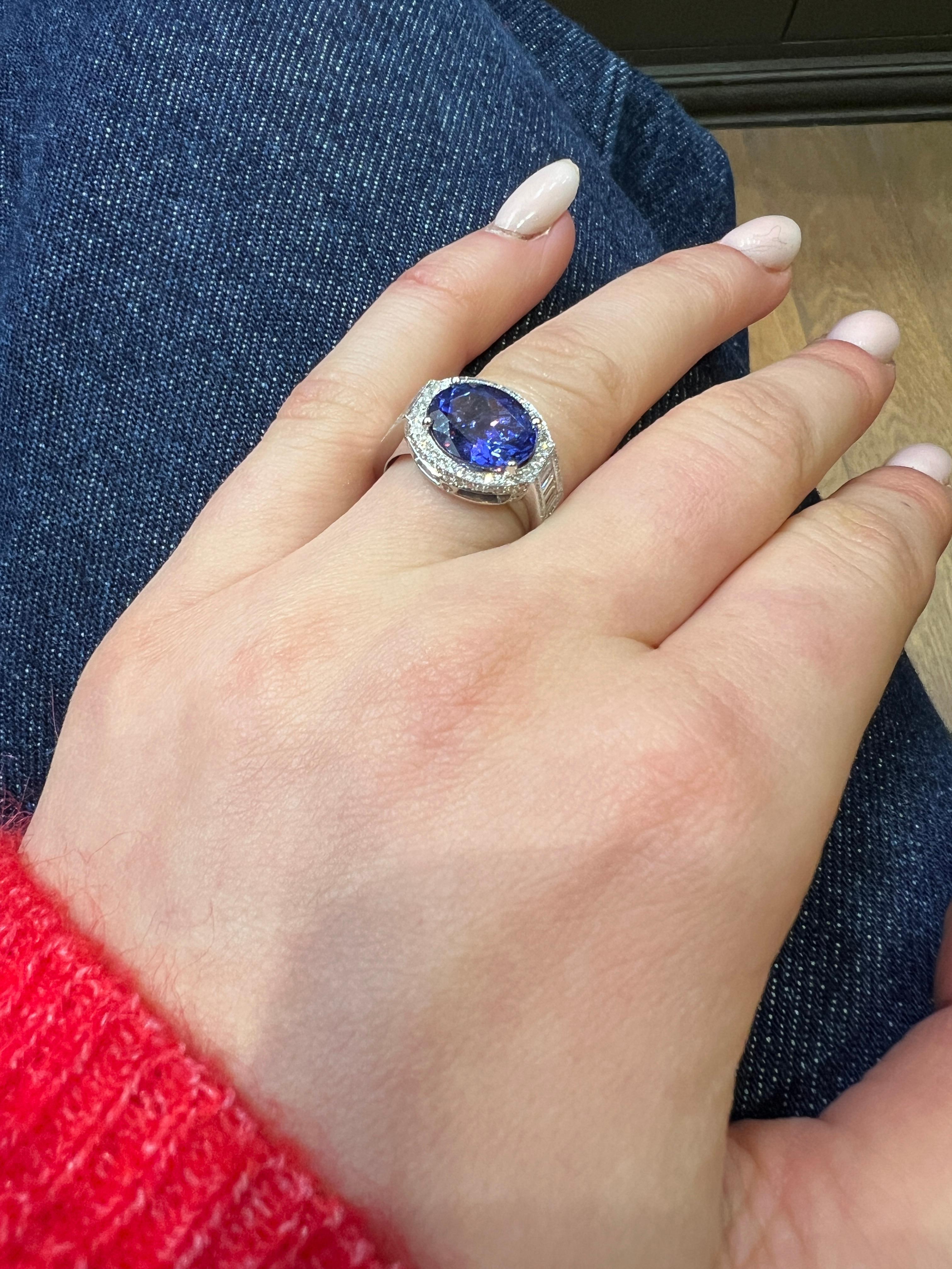 Oval Cut Ring Tanzanite 3 , 95 Carats Diamonds 0 , 32 Carats White Gold 18 Carats