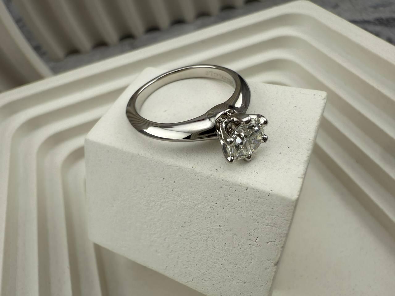 Anello Tiffany & Co. Brillante rotondo 0,62 ct H/VS2 Platino In condizioni ottime in vendita a Berlin, DE