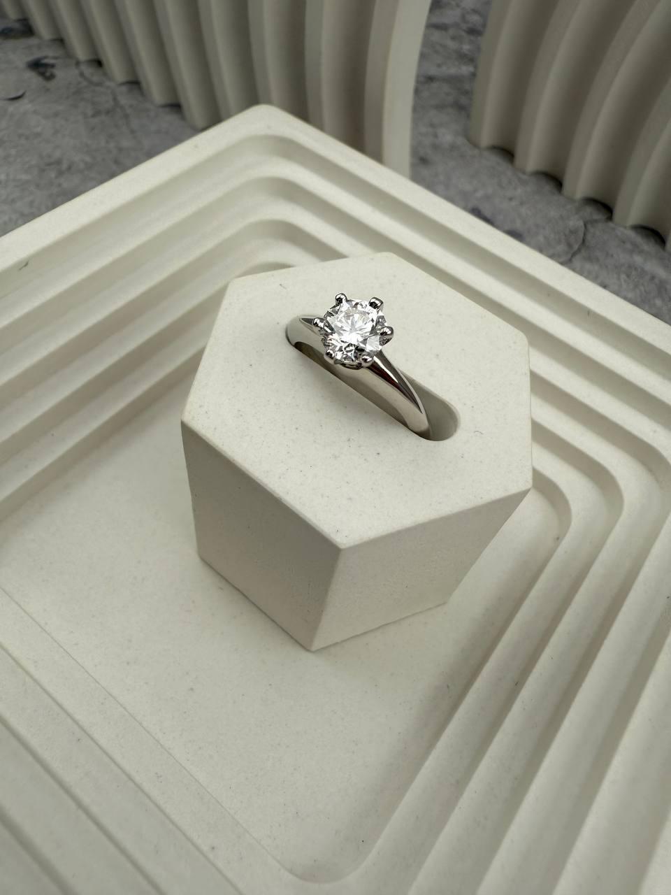 Donna Anello Tiffany & Co. Brillante rotondo 0,62 ct H/VS2 Platino in vendita