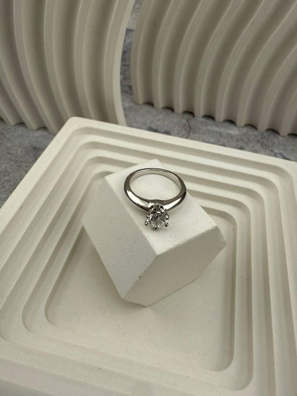 Anello Tiffany & Co. Brillante rotondo 0,62 ct H/VS2 Platino in vendita 1