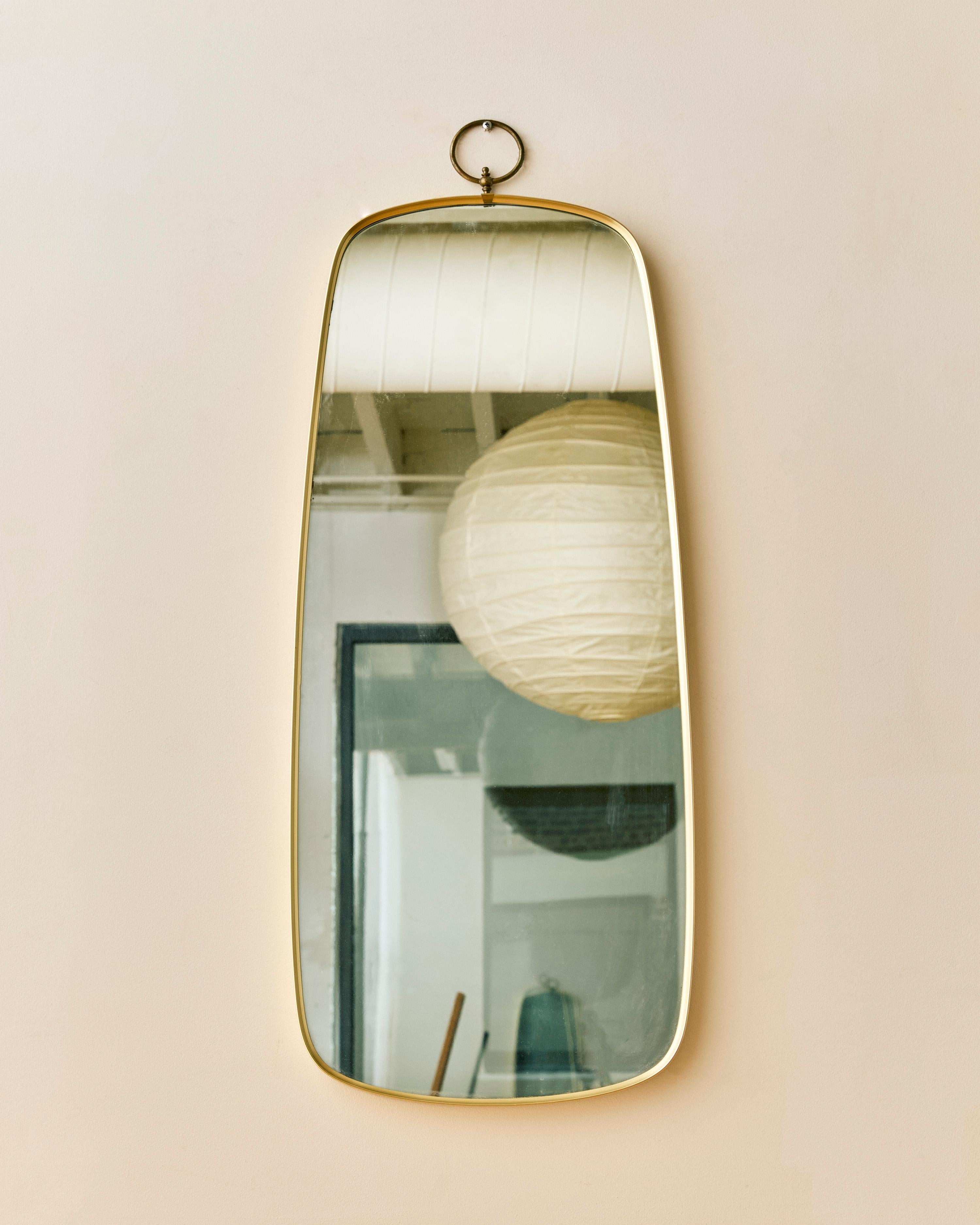 Miroir oblong avec un anneau sur le dessus. 