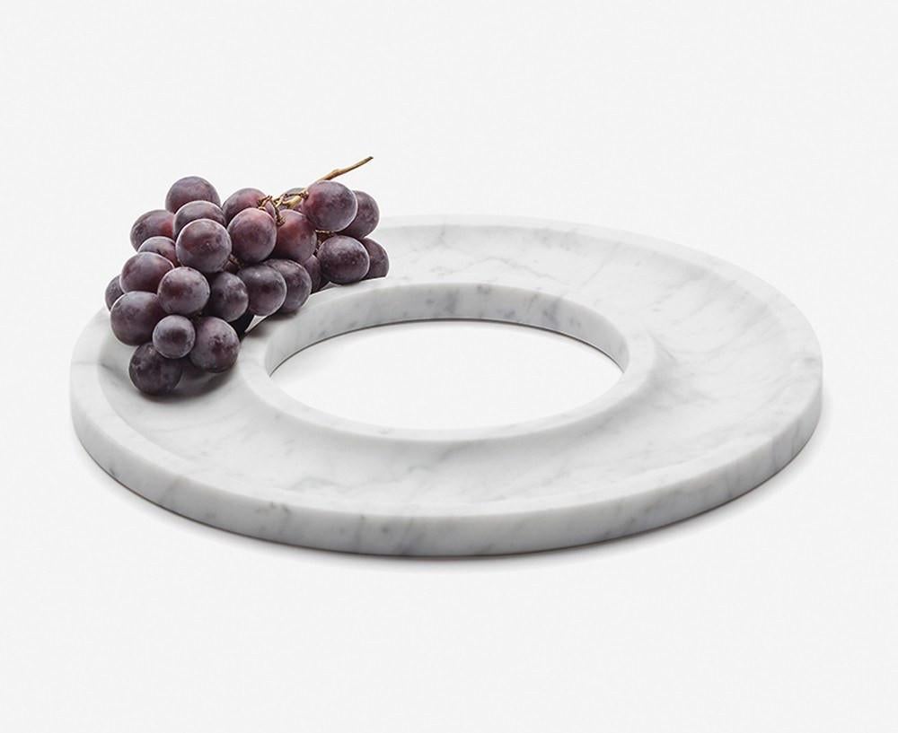Das Marblelous Ring Tray ist ein minimalistischer, runder Tafelaufsatz aus behandeltem Carrara-Marmor, der nach traditionellen Methoden hergestellt wird. 
Josep Vila Capdevila, Chefdesigner von Aparentment, ließ sich von den alten Kulturen und