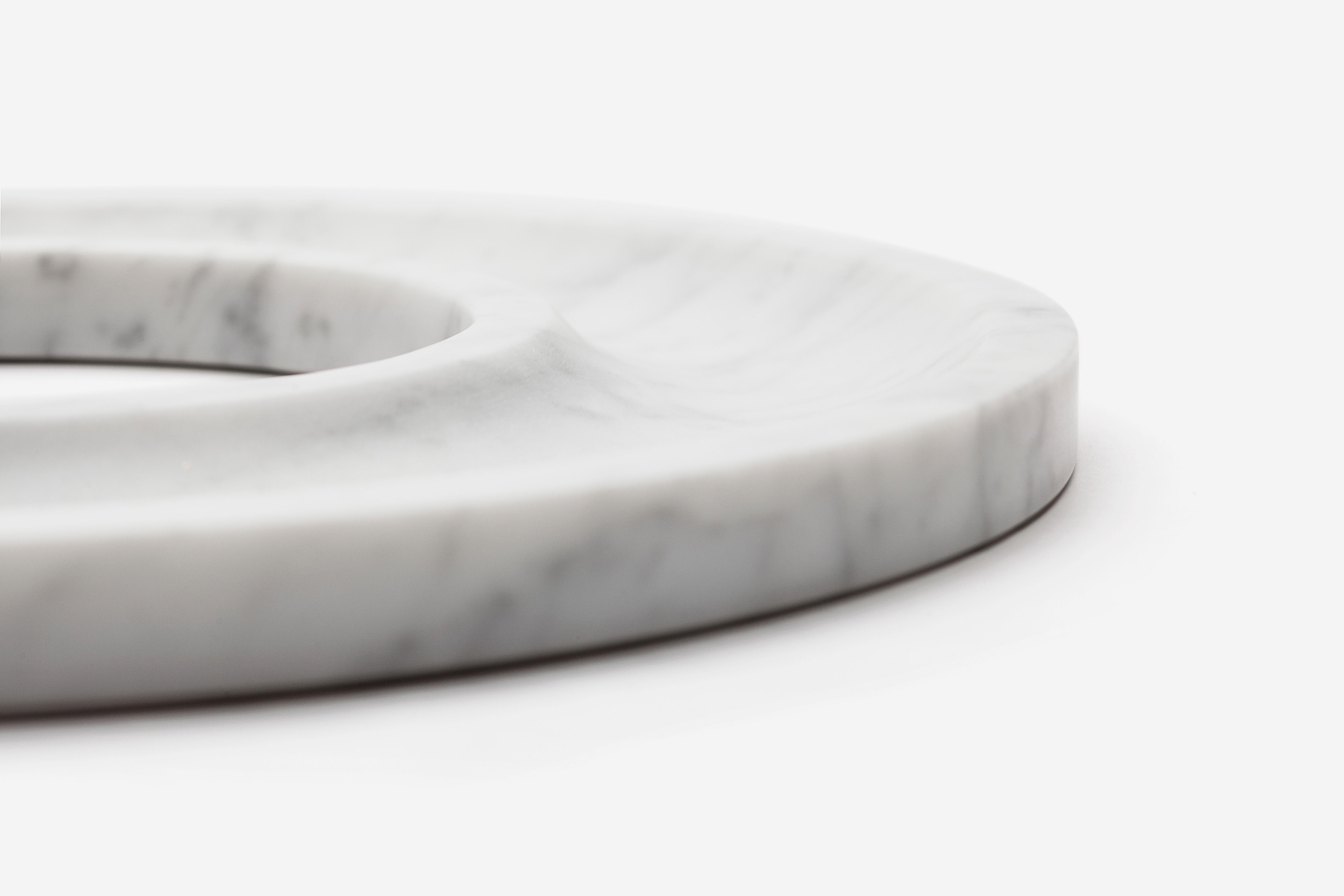 Poli Plateau à anneaux marbré et plateau minimaliste en marbre de Carrare blanc par Aparentment en vente