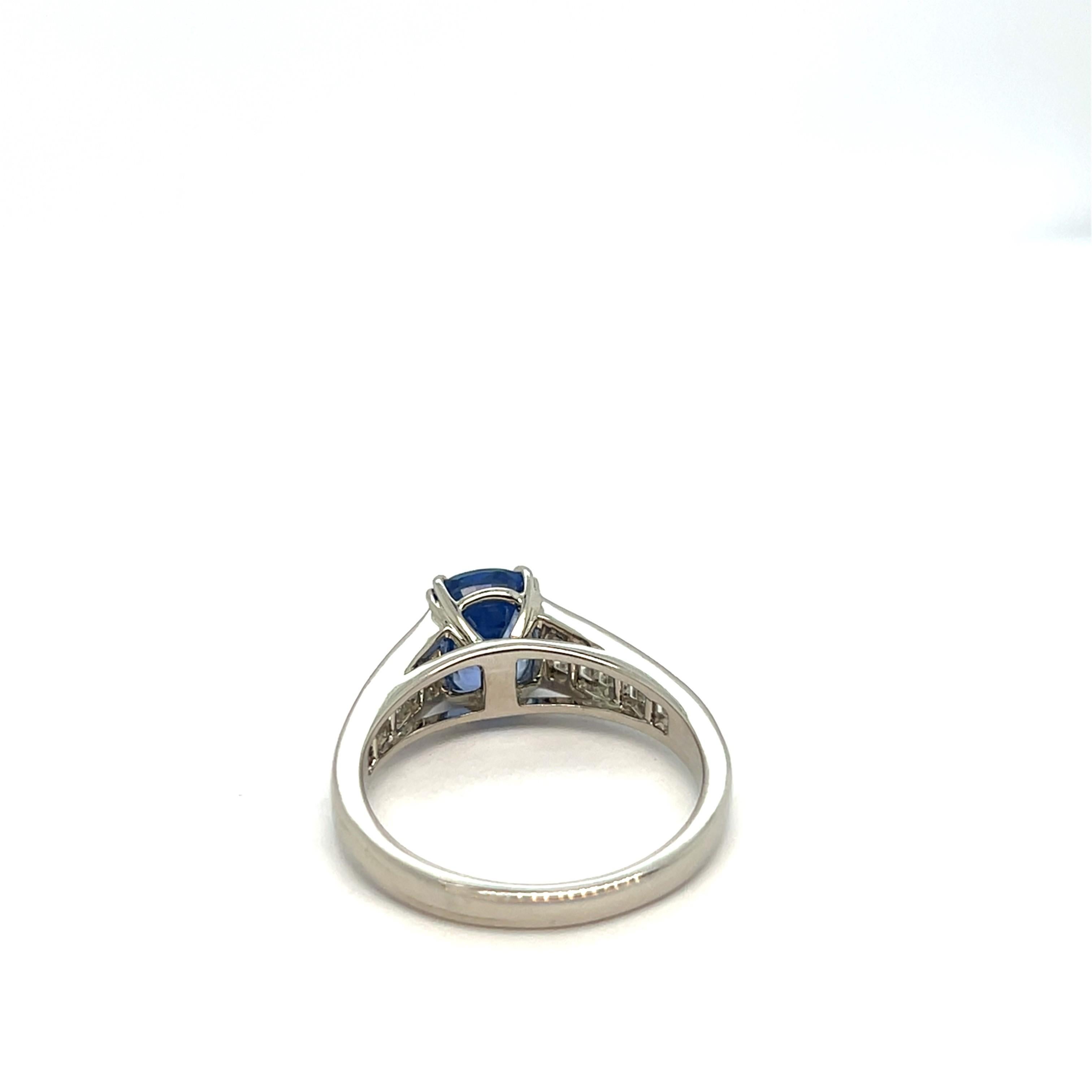 Anillo Oro Blanco 18 Quilates Zafiro Certificado y Diamantes en venta 4