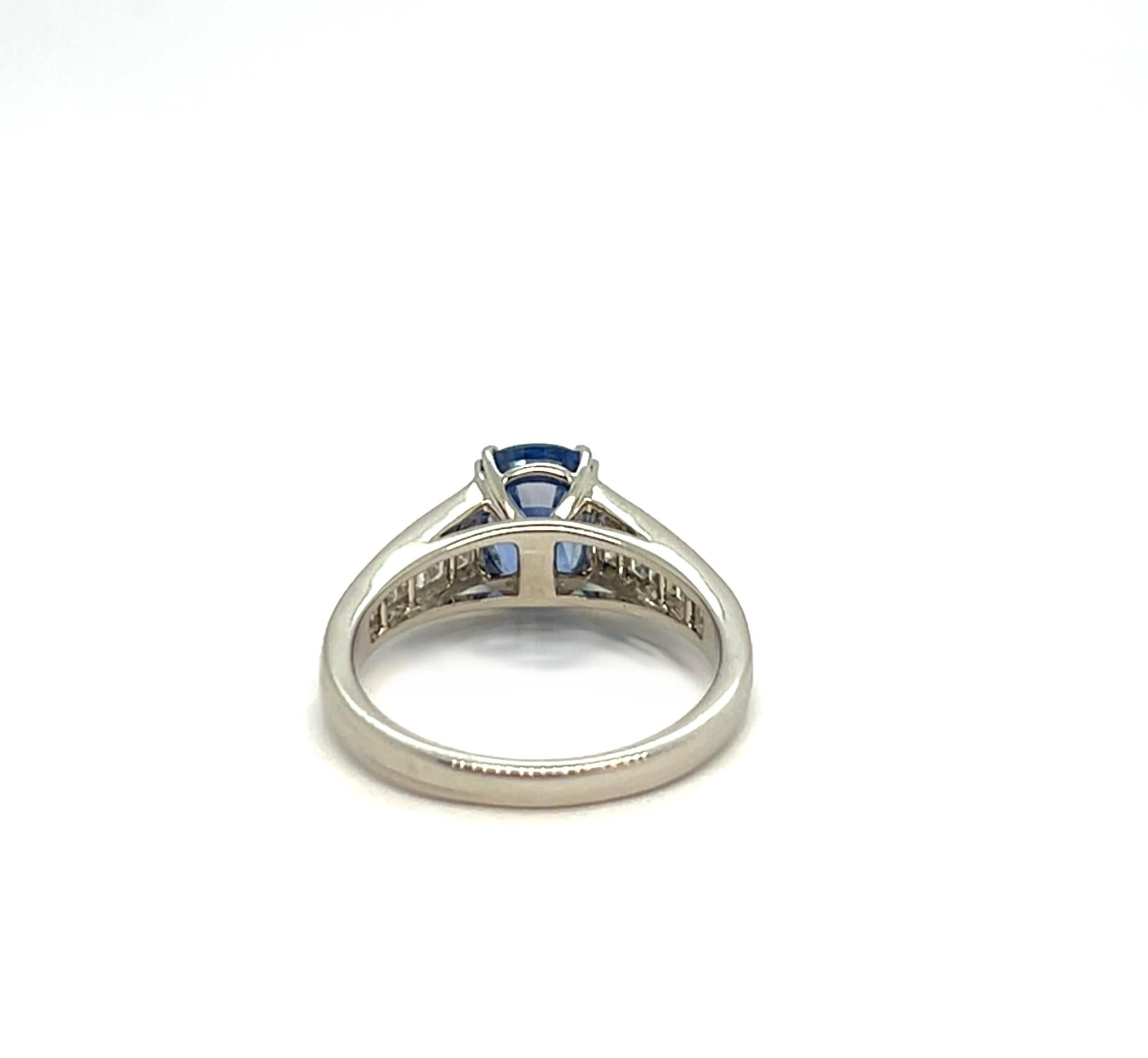 Anillo Oro Blanco 18 Quilates Zafiro Certificado y Diamantes en venta 2