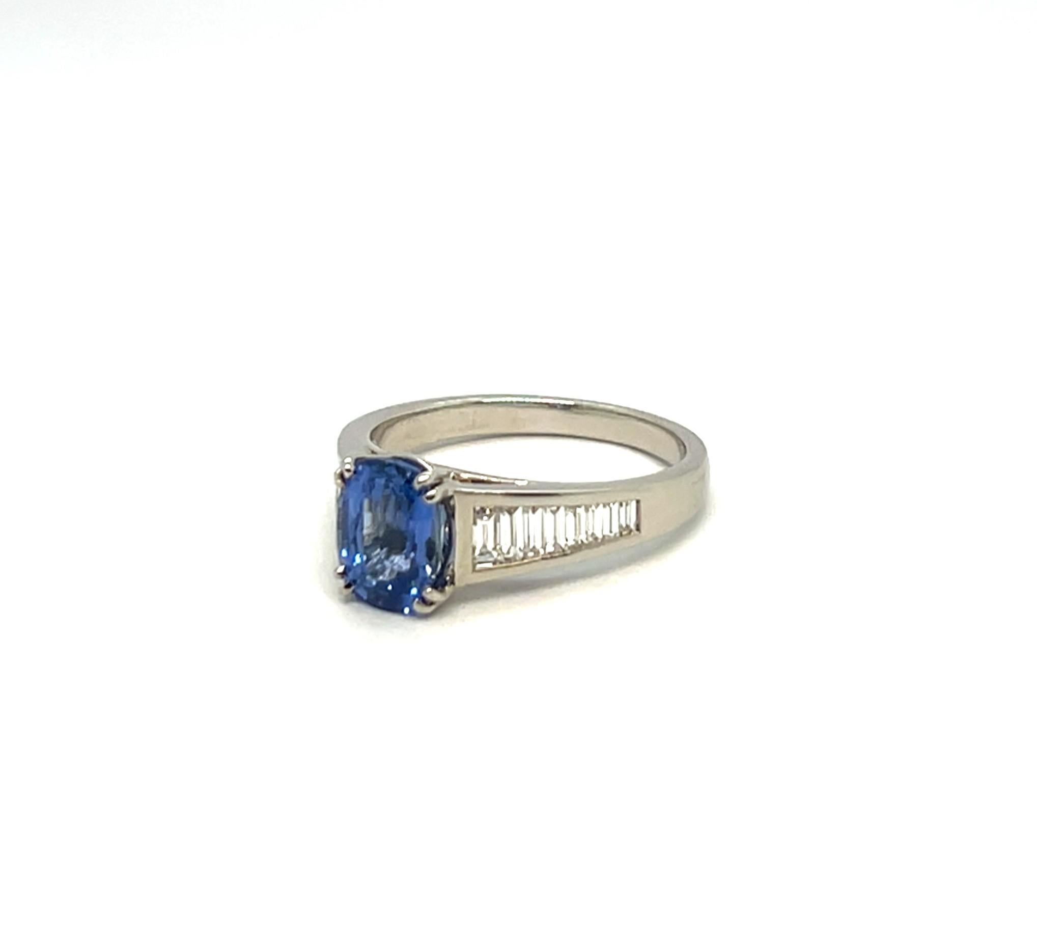 Anillo Oro Blanco 18 Quilates Zafiro Certificado y Diamantes en venta 3