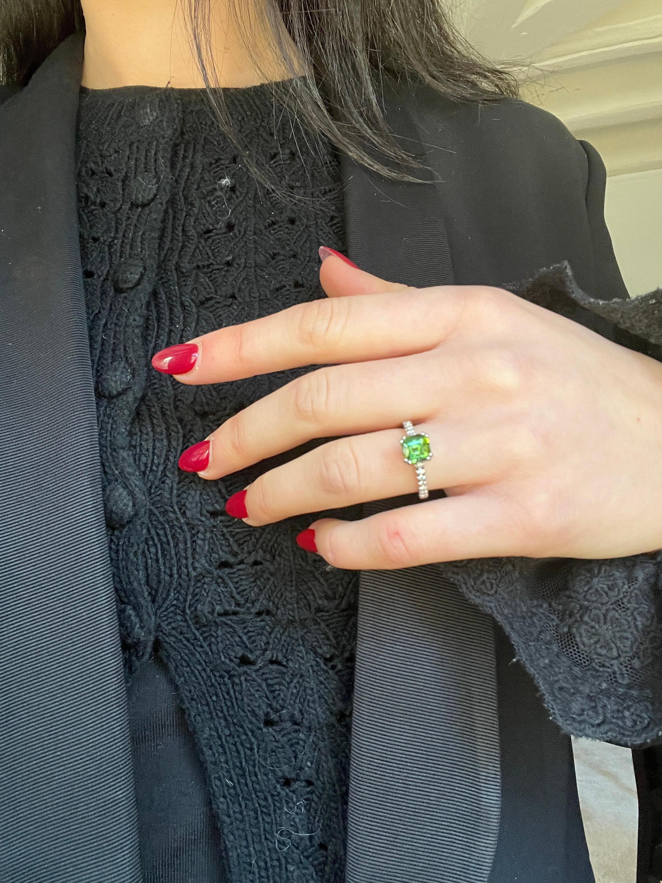 Ring aus Weißgold mit 18 Karat Turmalin im Kissenschliff und Diamanten im Kissenschliff (Zeitgenössisch)
