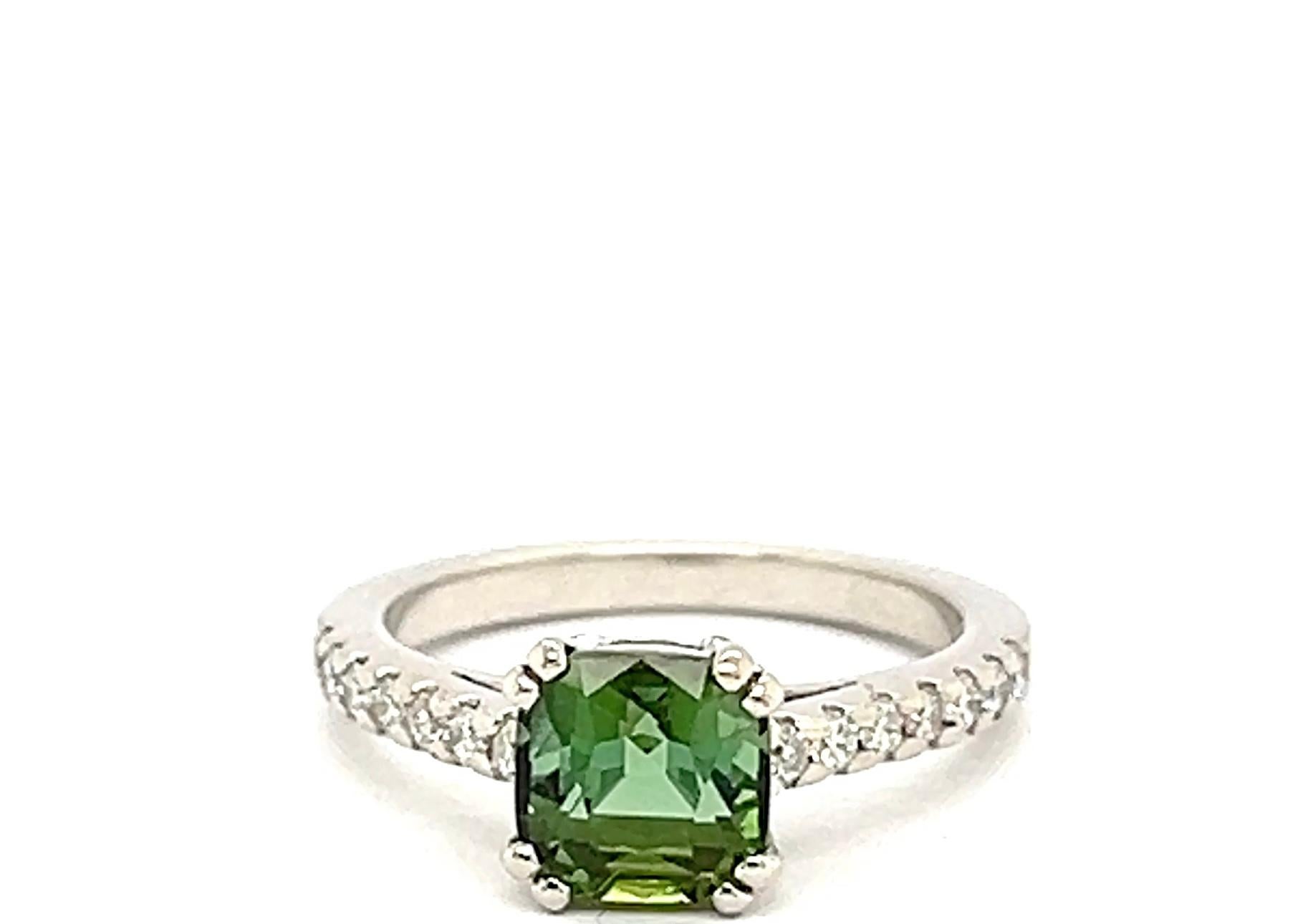 Taille coussin Bague or blanc 18 carats Tourmaline taille coussin et diamants en vente