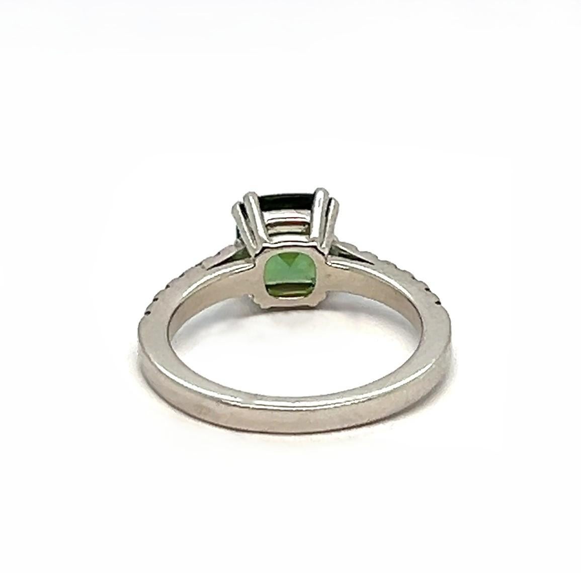 Bague or blanc 18 carats Tourmaline taille coussin et diamants en vente 2