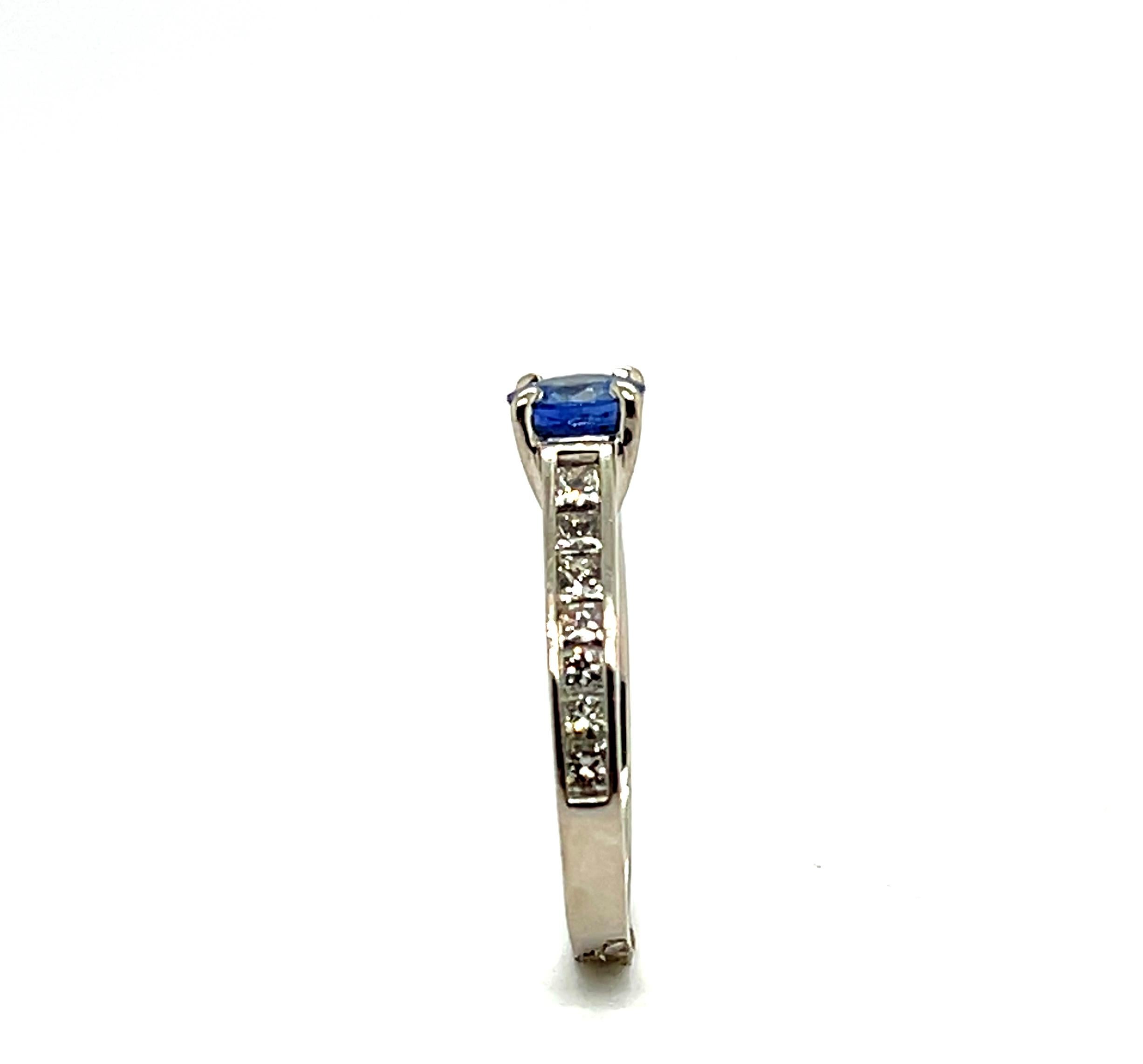 Ring White Gold 18 Carats Sapphire and Diamonds 0.800 Carats 

Pretty 18-carat white gold ring set with 14 brilliant-cut diamonds, offering refined brilliance and timeless elegance. This jewelry creation combines finesse and sophistication to
