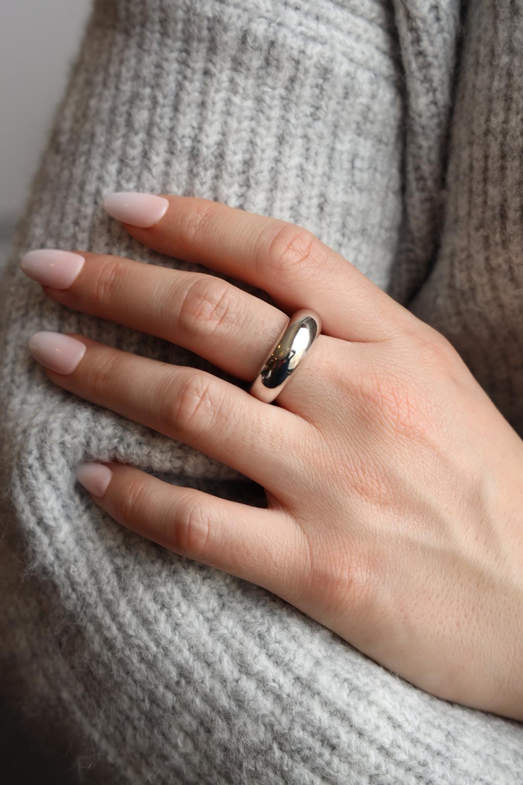 Boule Ring in white gold 750 thousandth (18 carats). width on the top: 0.78 cm. finger size: 52. total weight: 13.61 g. eagle head hallmark. excellent condition