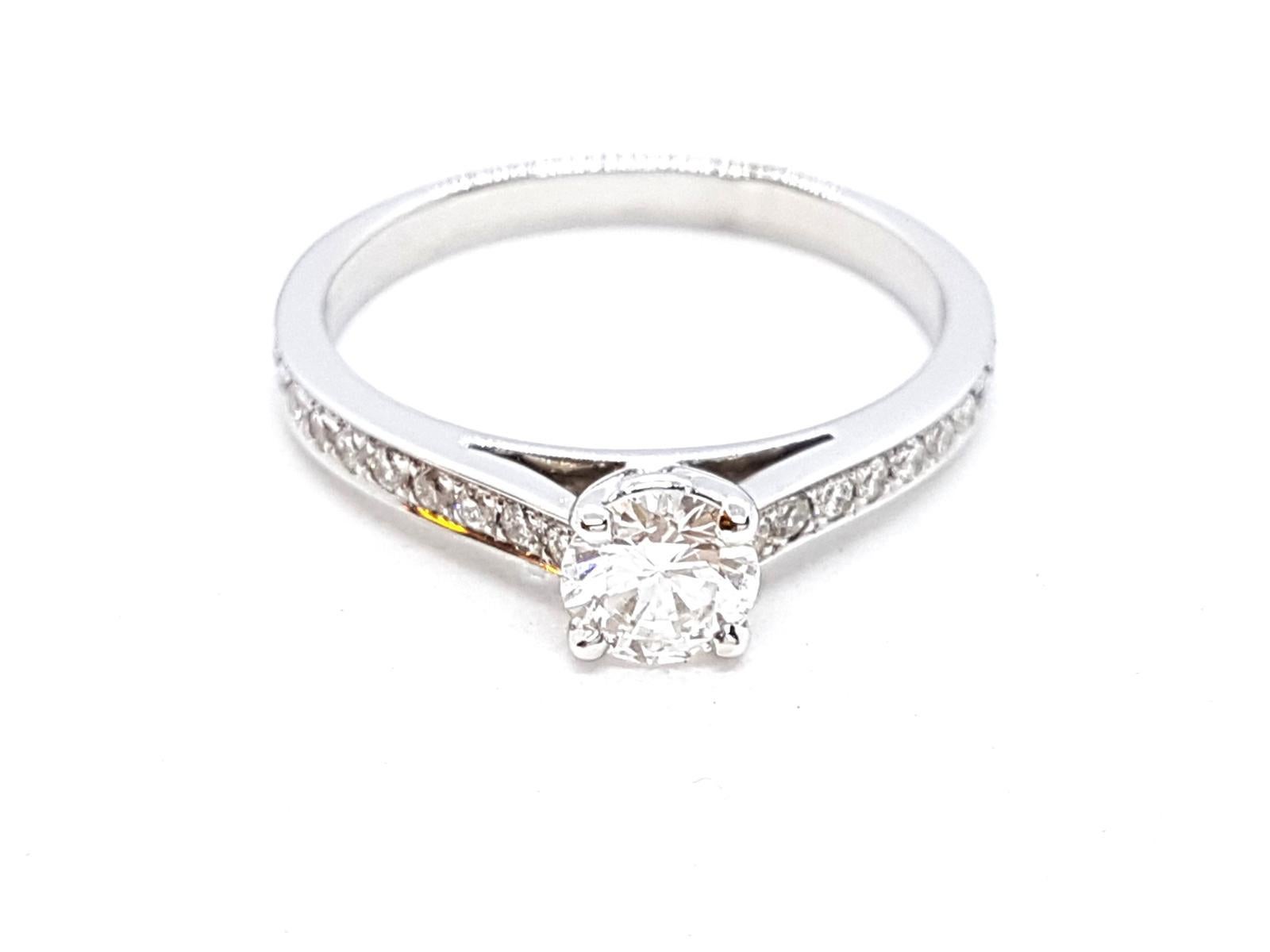 Ring aus Weißgold mit Diamanten im Angebot 8