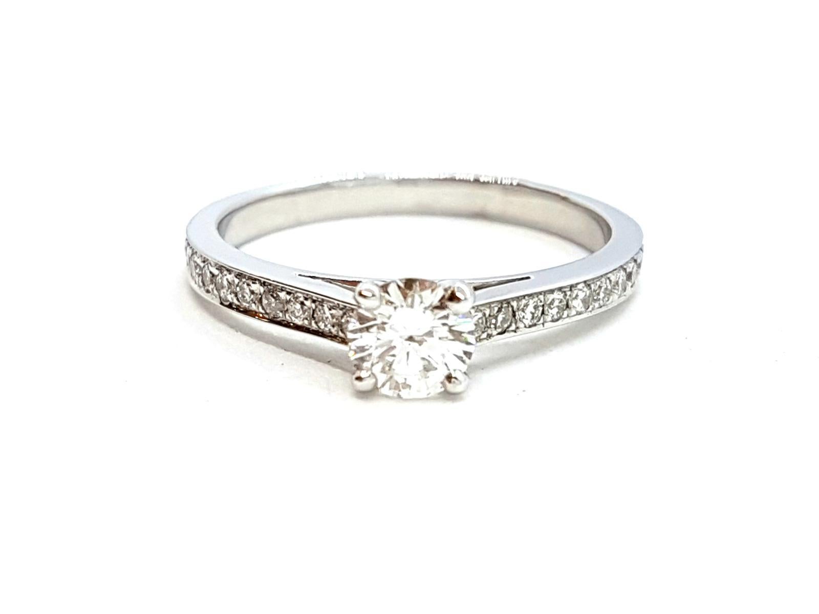 Ring aus Weißgold mit Diamanten im Angebot 9