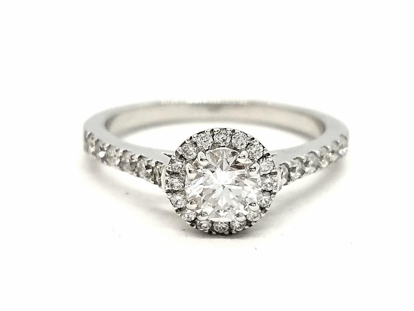 Ring aus Weißgold mit Diamanten im Angebot 10