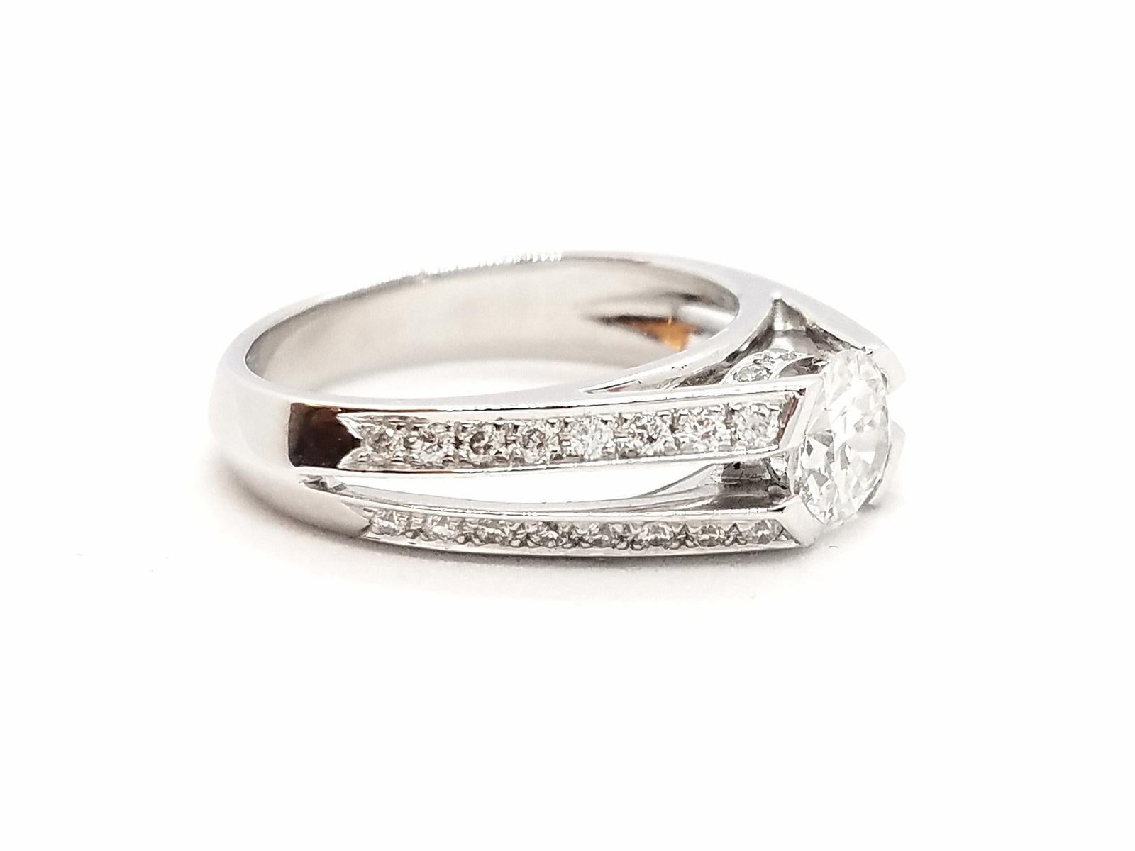 Ring aus Weißgold mit Diamanten im Angebot 11