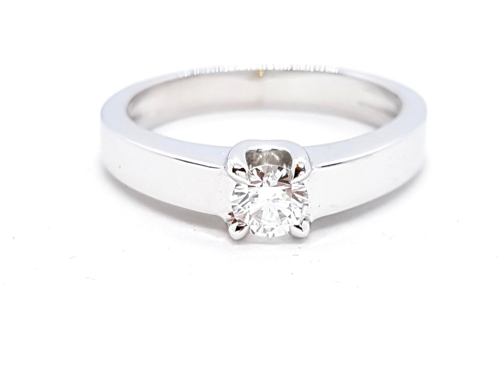Solitary white gold 750 mils (18 carats). set with a brilliant cut diamond G VS of about 0.30 ct. ring size: 53. width on front: 0.5 cm. width of the ring: 0.3 cm. total weight: 4.74 g. punch eagle's head. new state
