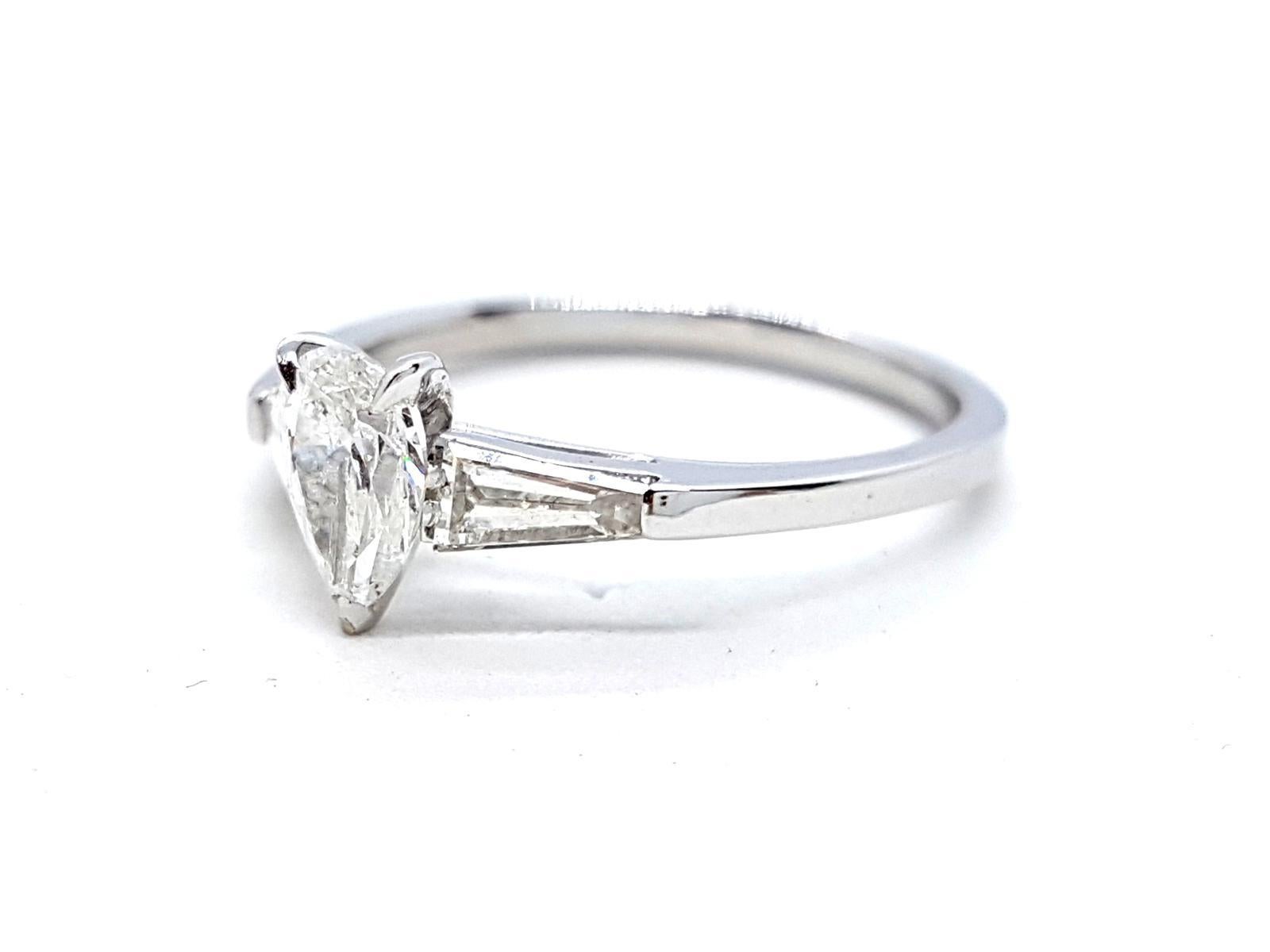 Solitaire in white gold 750 thousandths (18 carats). set with F-VS diamonds for 1.02 carat total diamond whose central carved pear F VS about 0.52 carat and supported two tapers diamonds for 0.50 ct in total ring size: 53. width on the top 0.75 cm