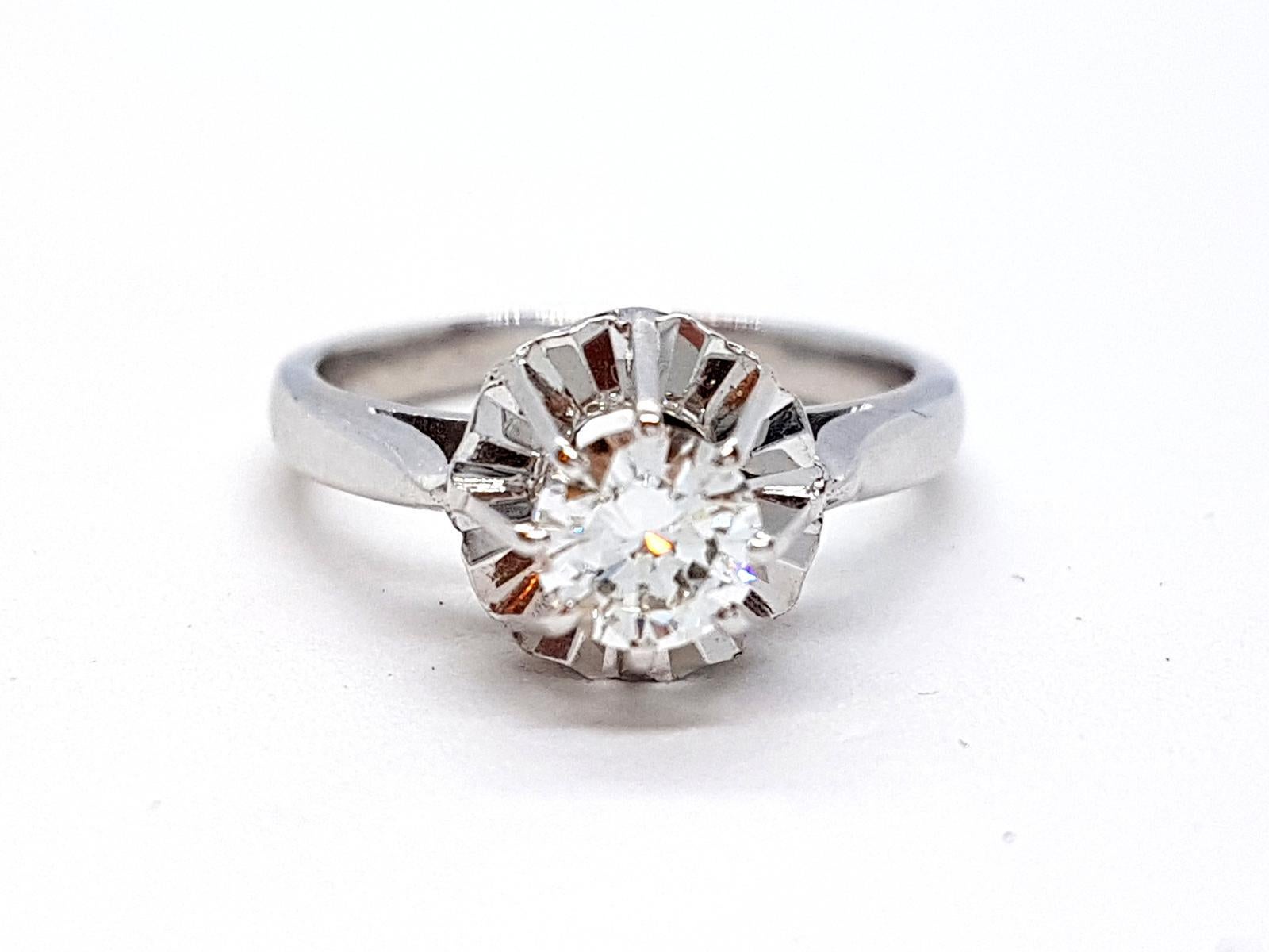 Beautiful solitary white gold 750 thousandths (18 carats). set with a brilliant cut diamond of approximately 0.50 ct GH SI. ring size 51. width on top: 0.9 cm. total weight: 3 . 70 g. punch eagle's head. excellent condition
