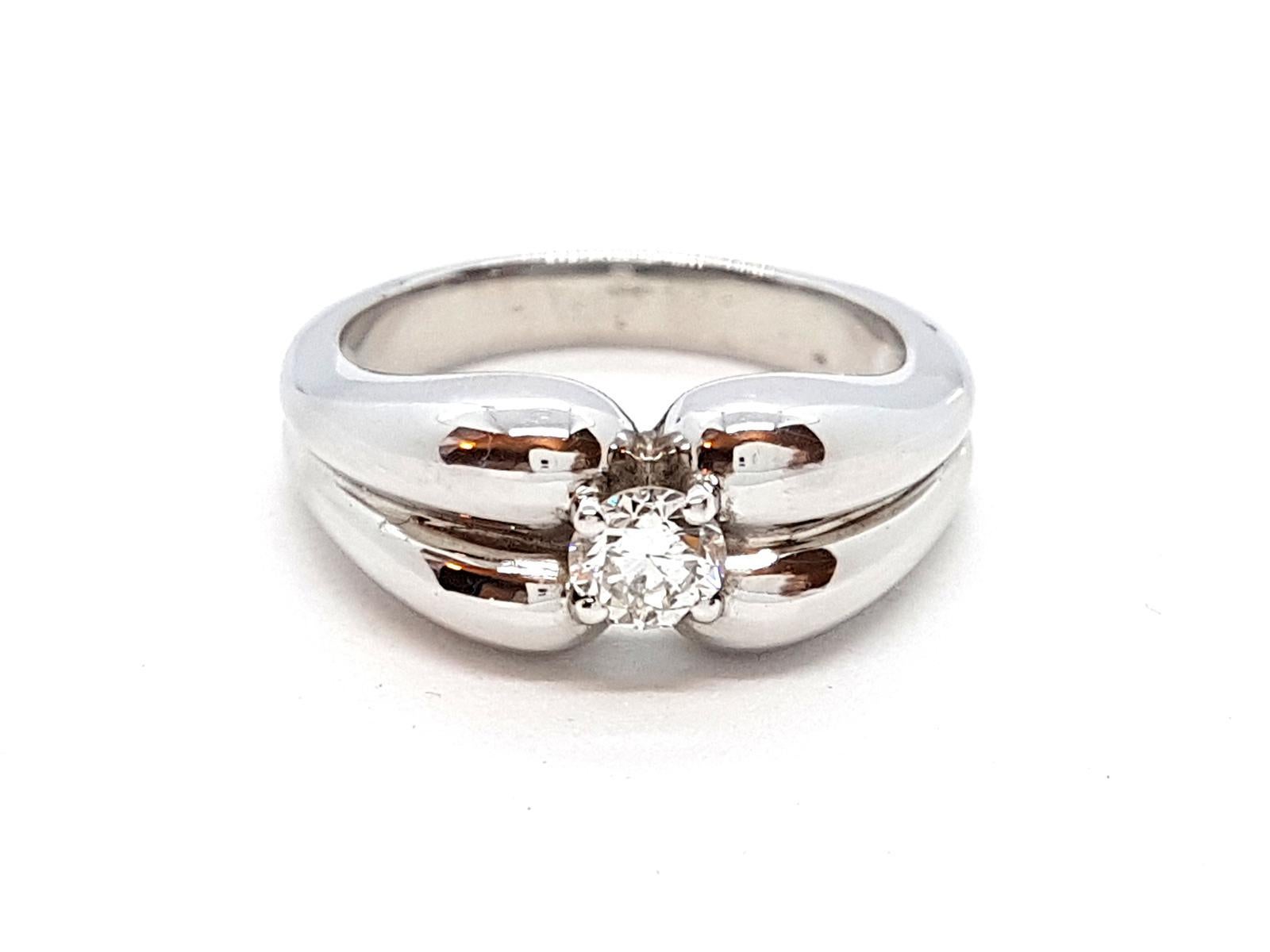 Solitaire in white gold 750 thousandths (18 carats). set with a brilliant cut diamond GH SI 0.32 ct. ring size 54. width on top: 0.8 cm. new. eagle head punch . total weight: 8.10 g
