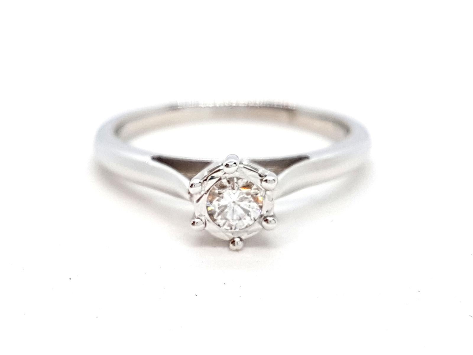 Solitaire in white gold 750 thousandths (18 carats). set with a brilliant-cut diamond GH SI approximately 0.18 ct. ring size 53. width on top: 0.58 cm. total weight: 2.85 g. condition. eagle punch head
