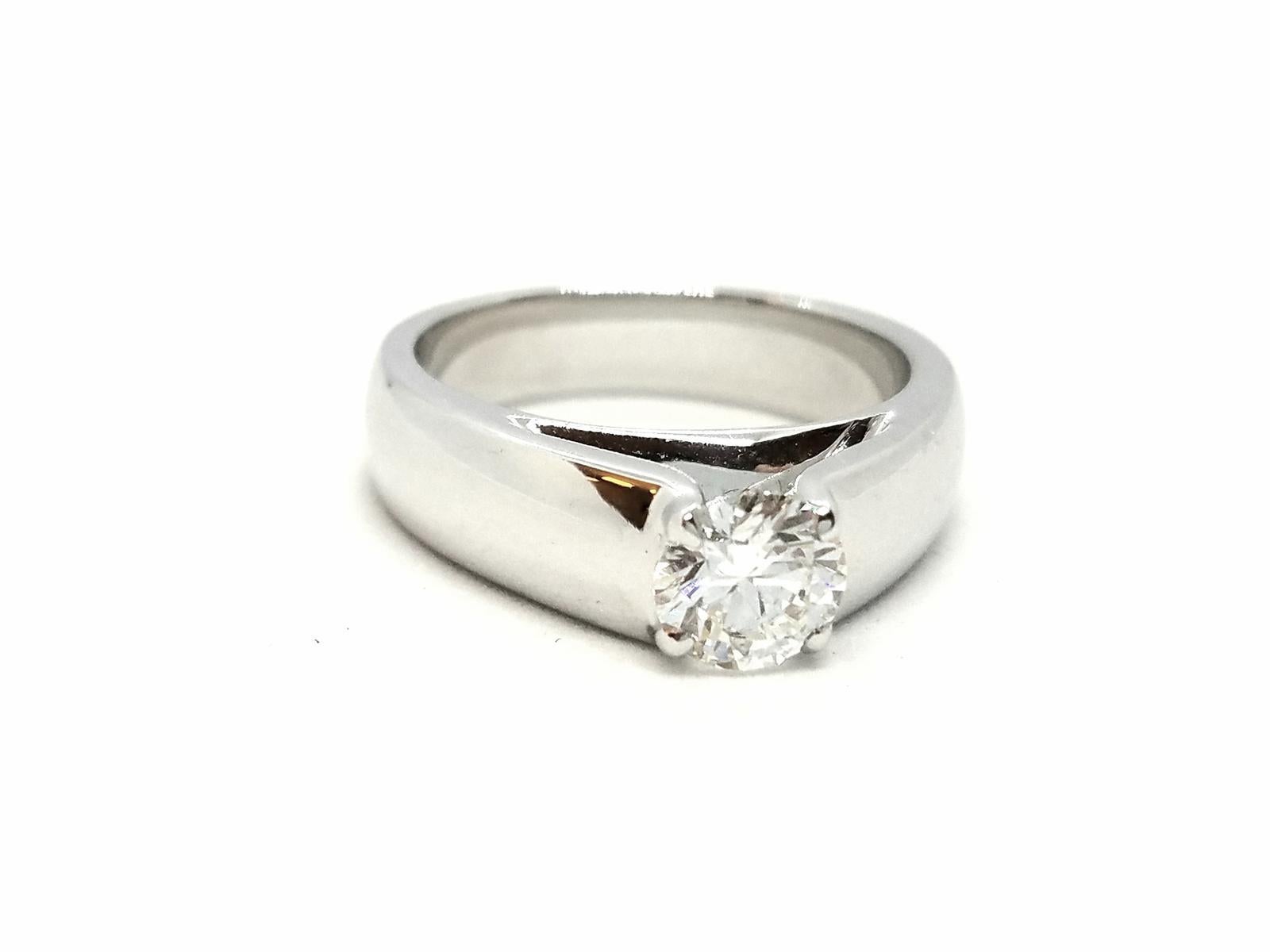 Solitary white gold 750 mils (18 carats). set with a round brilliant cut diamond 0.70 ct certified H-SI2 GIA ring size: 54. width of the ring: 0.52 cm. total weight: 9 . 56 g. punch eagle's head. new state
