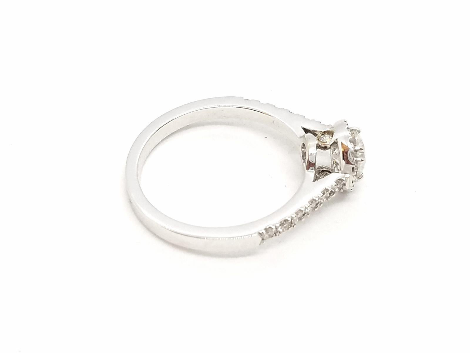 Solitaire en or blanc 750 millièmes (18 carats). serti de diamants pour 0,91 carats au total. diamant central de taille brillant avec F-SI1 de 0,50 ct certifié GIA. entouré de 16 diamants de taille brillant et de 12 diamants soutenus de taille