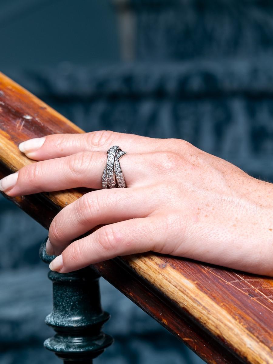 Trilogie-Ring aus Weißgold 750 Tausendstel (18 Karat). 3 ineinander verschlungene Ringe, vollständig ausgefasst. mit 192 Diamanten im Brillantschliff besetzt. Gesamtgewicht der Diamanten: ca. 2,88 ct: 0,44 cm. Breite an der Spitze: 0,95 cm. größe