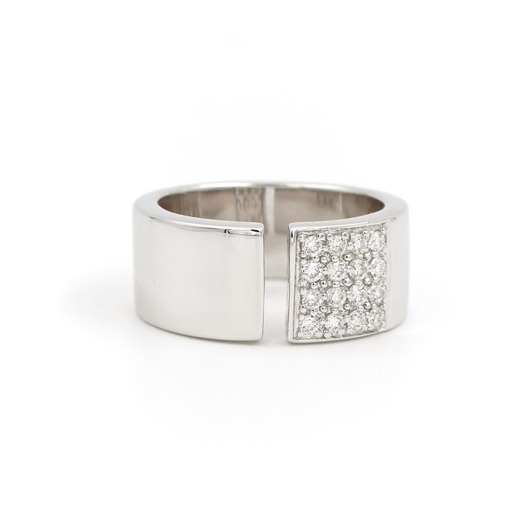 Ring in white gold 750 thousandths (18 carats). 16 brilliant-cut diamonds of approximately 0.015 ct each. total weight diamonds: 0.24 ct. width on the top: 0.90 cm. total weight jewel: 12.80 g. turn of finger: 54. hallmark owl. excellent condition
