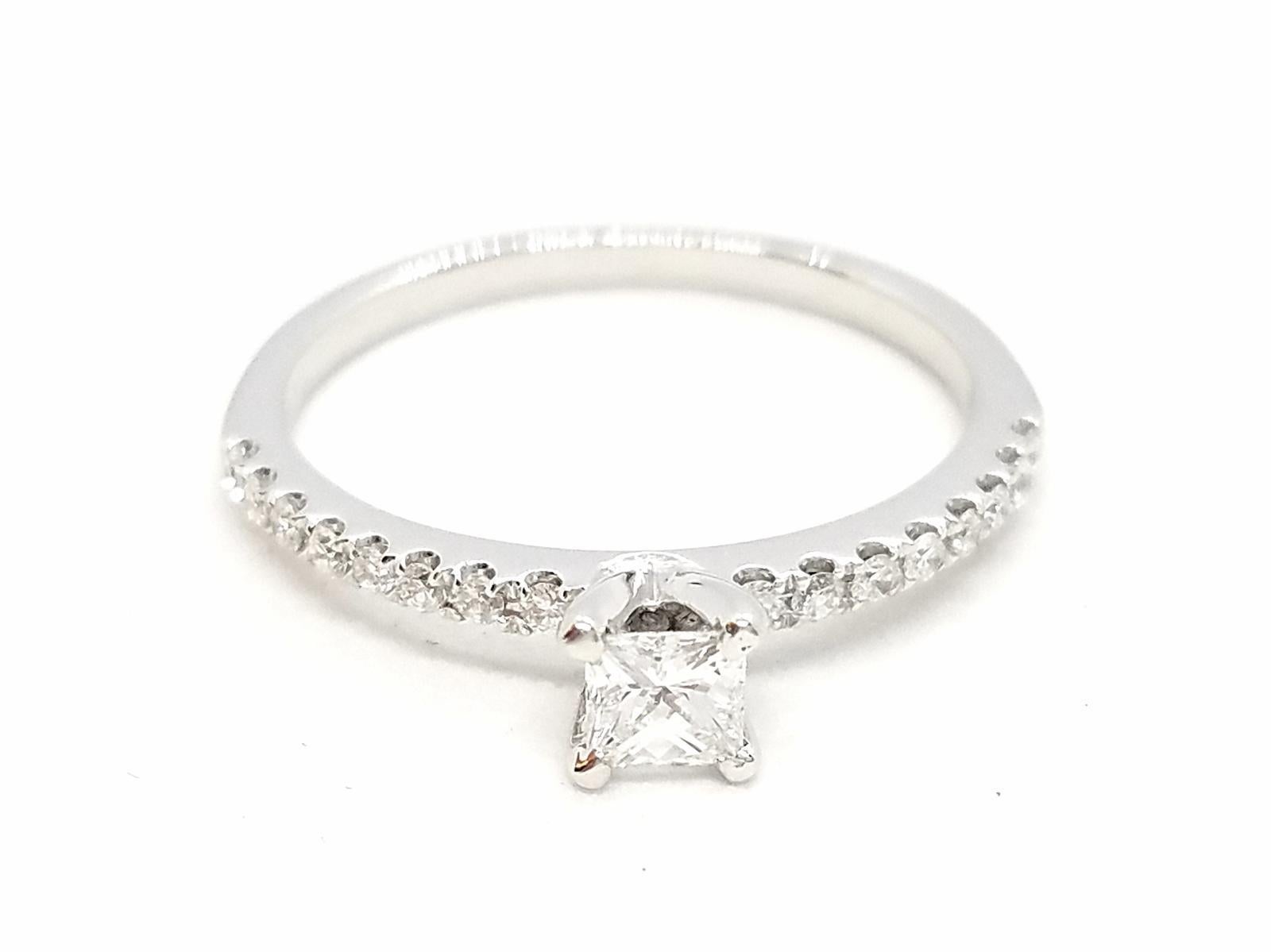 Ring aus Weißgold mit Diamanten im Zustand „Neu“ im Angebot in PARIS, FR