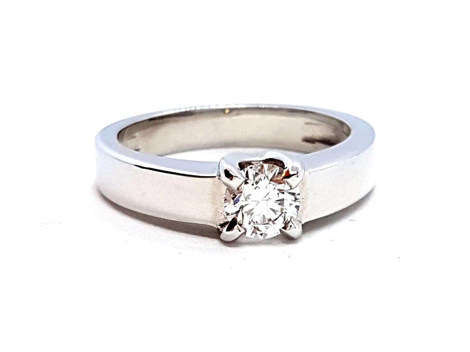 Ring aus Weißgold mit Diamanten im Angebot 1