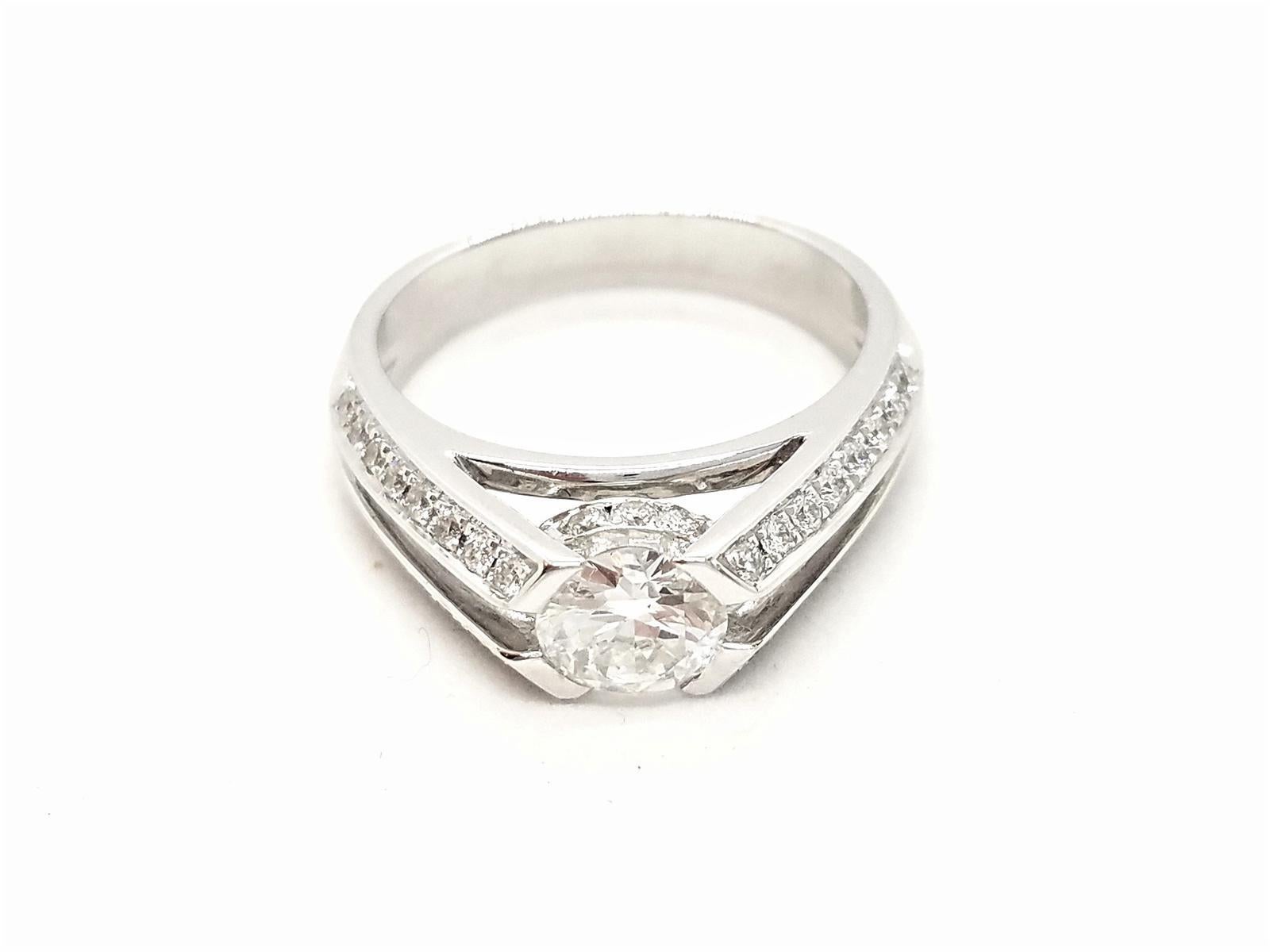 Ring aus Weißgold mit Diamanten im Angebot 3